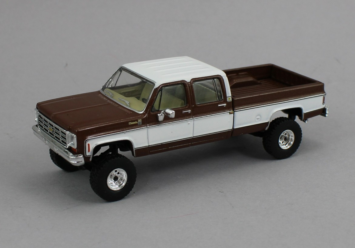 1:64 IXO Models *BROWN & WHITE* 1977 Chevrolet Silverado K30 Lifted 4×4 Pickup