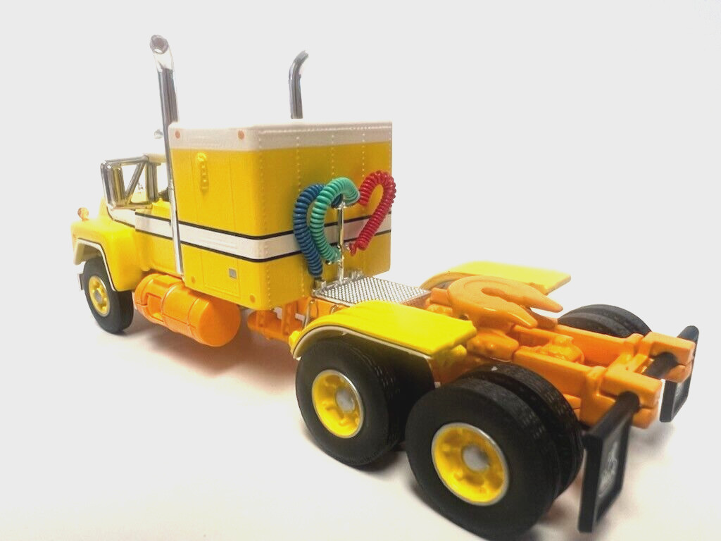 DCP FIRST GEAR 1/64 SCALE R MODEL MACK FLAT TOP SLEEPER, YELLOW, ORANGE & WHITE