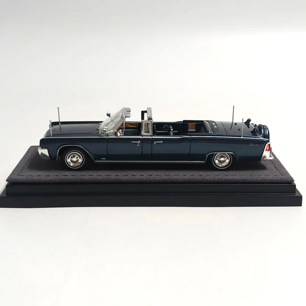 1:64 Lincoln Continental X100 Stretch Convertible Alloy Collectible Model