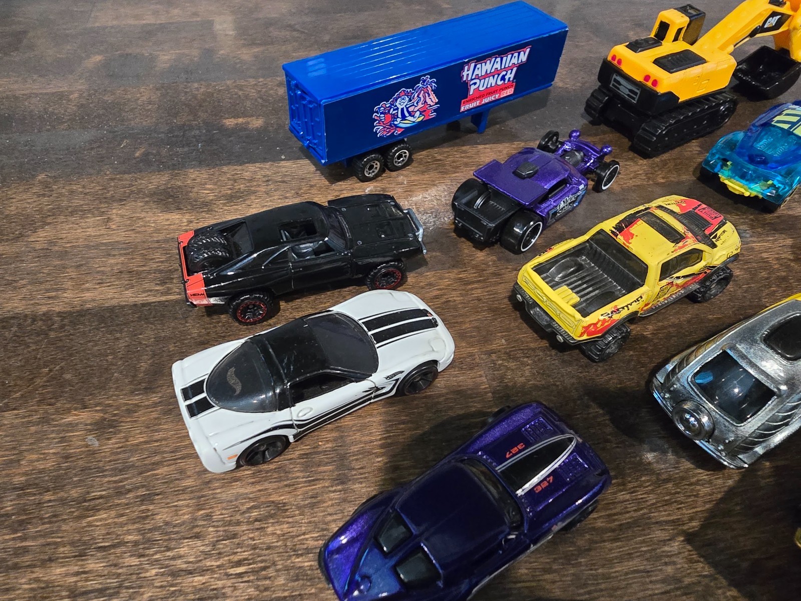 16 Hot Wheels & Other Various Diecast Toy Cars Lot – Sonic, Cat, Hawaiian Punch