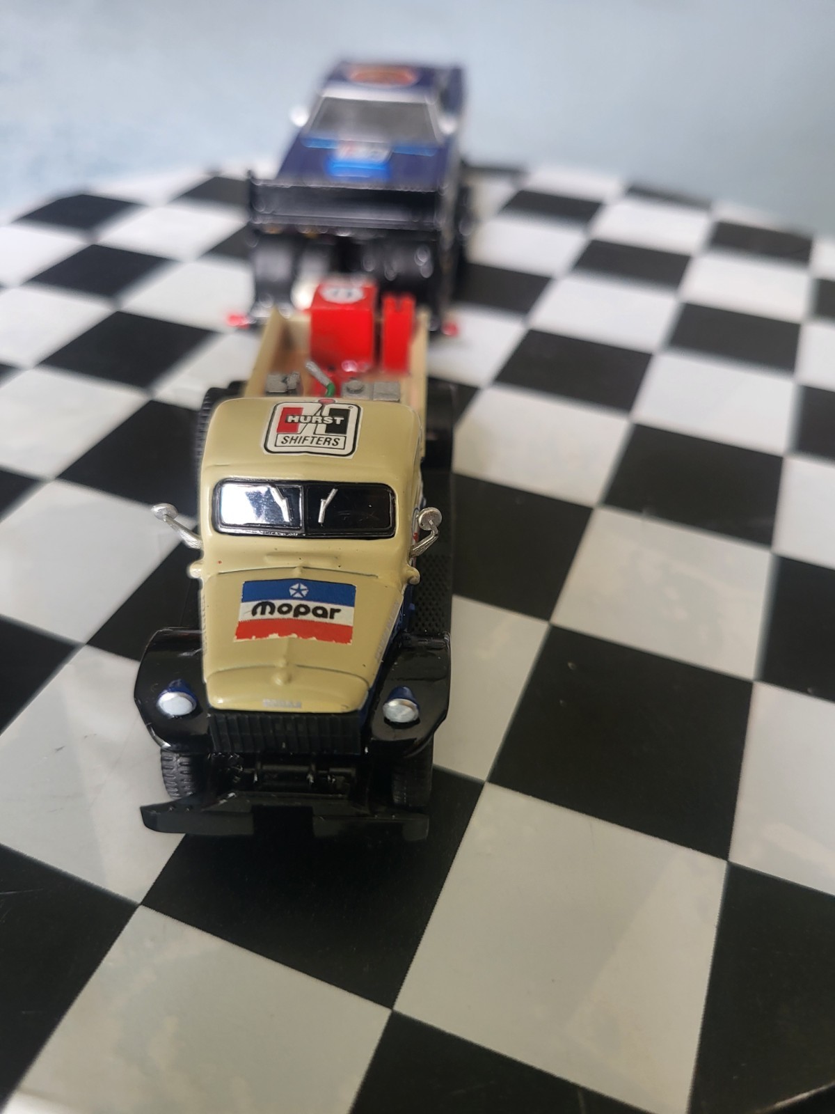 1948 DODGE POWER WAGON WRECKER”CHEVRON” & 69Plym RoadRunner 1/64 Scale Set