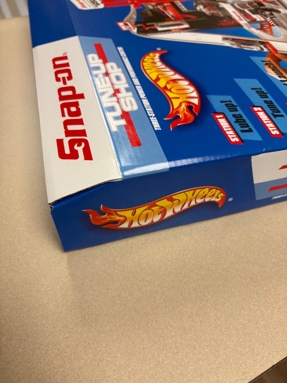 Hotwheels Snap-On Tools Special edition tune-up shop NIB