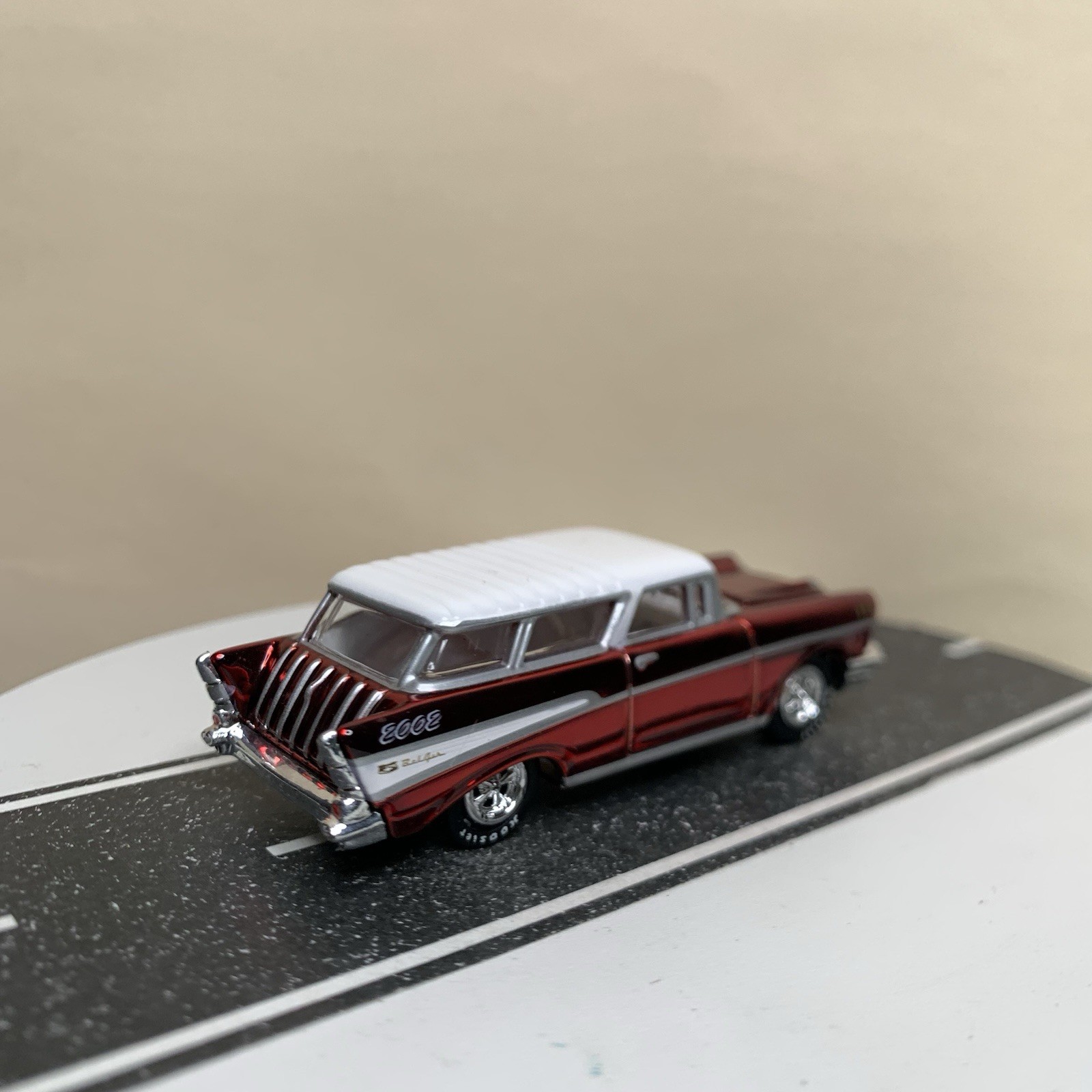 2002 Johnny Lightning Holiday Classics 1957 Chevy Nomad Wagon Red Chrome 1:64 NM