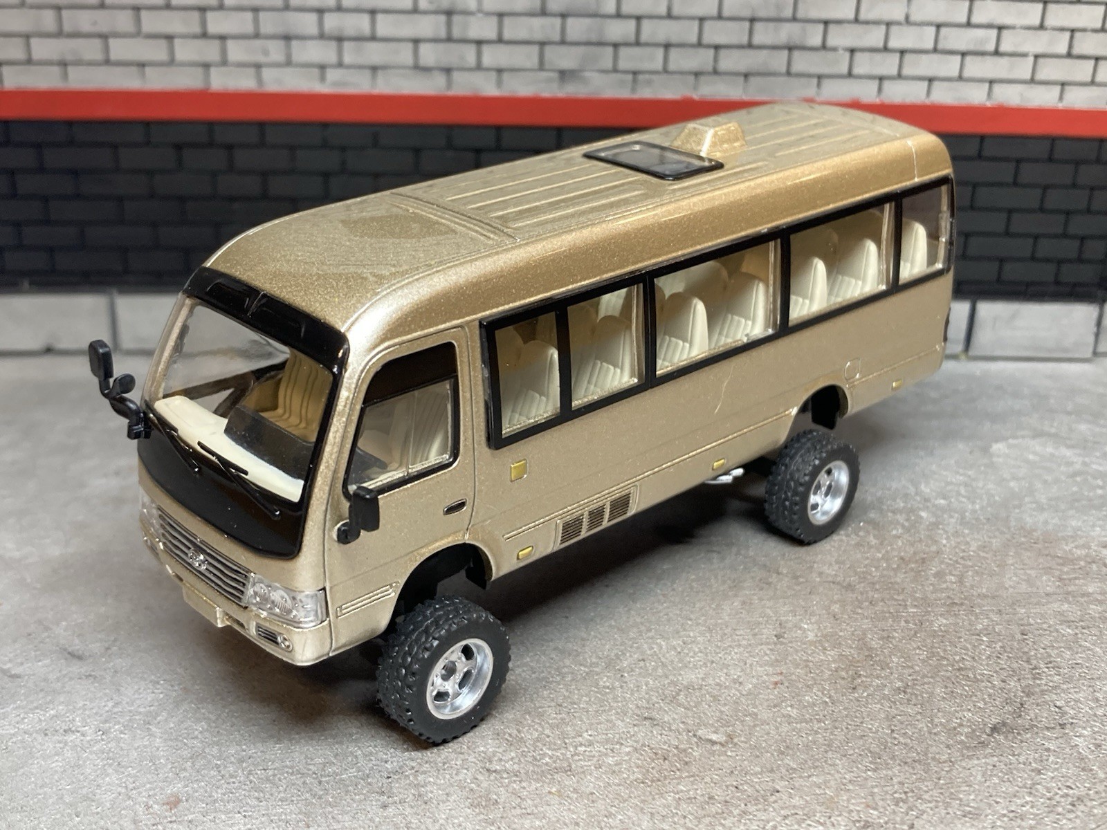 2013 Toyota Coaster Minibus Lifted 4×4 Shuttle Bus 1/64 Scale Diecast Custom