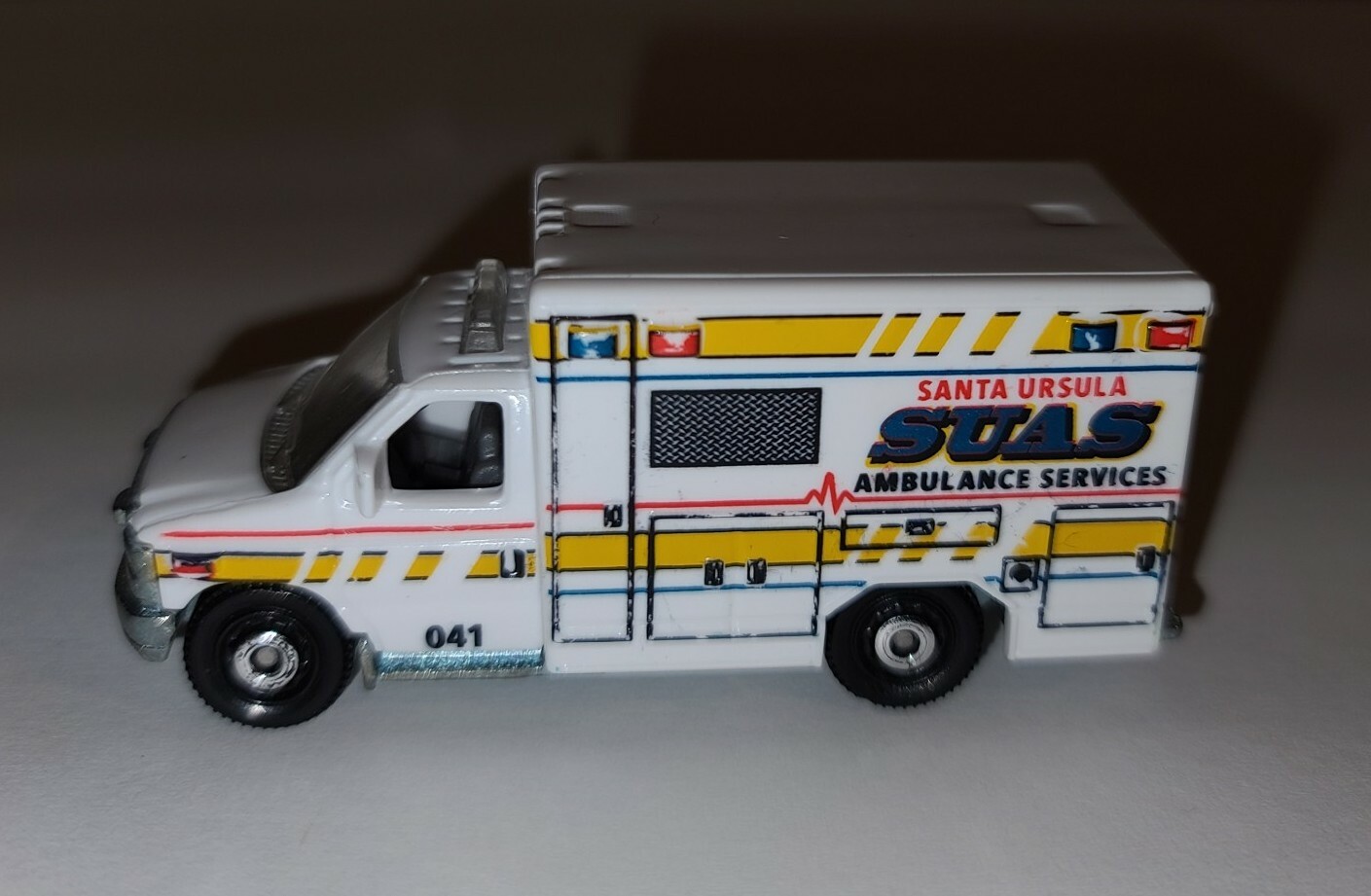 Matchbox Ford E-350 E350 Ambulance Santa Ursula SUAS 2009 MB944 EMS car diecast