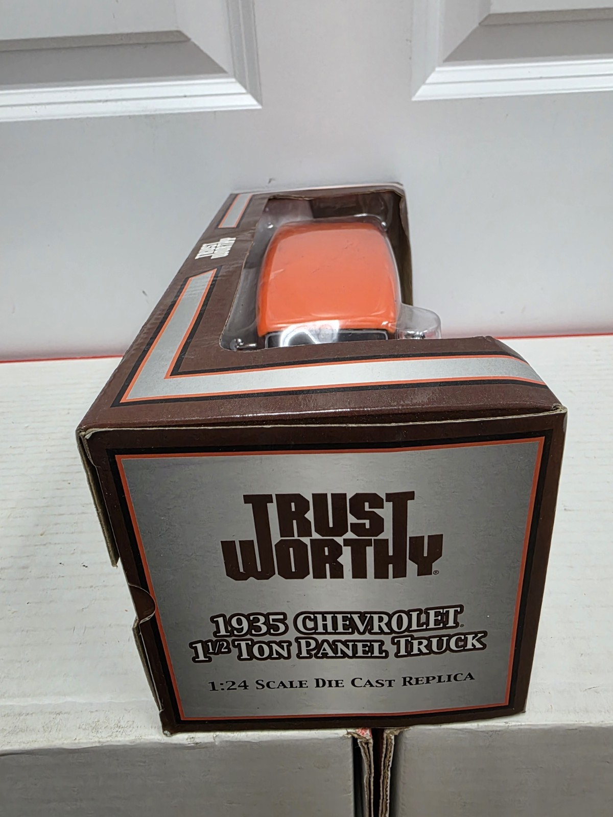 Trustworthy 1:18 Chevrolet 1 1/2 Ton Panel Truck 1935 Orange Brown Diecast – New