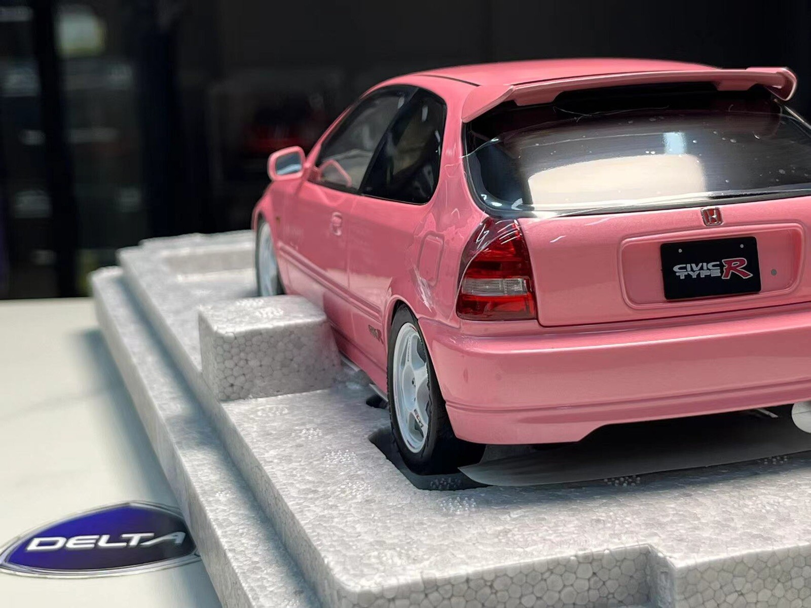 Motorhelix 1/18 honda civic type r EK9 In Light Pink