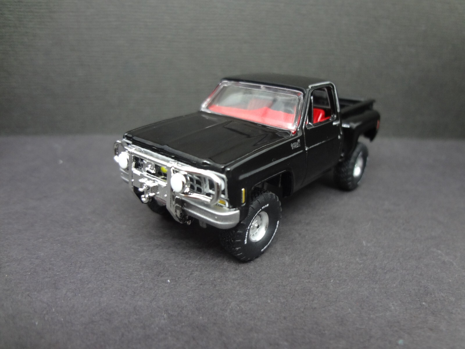 Auto World 1980 Chevy Custom Deluxe Stepside black – Loose 1:64