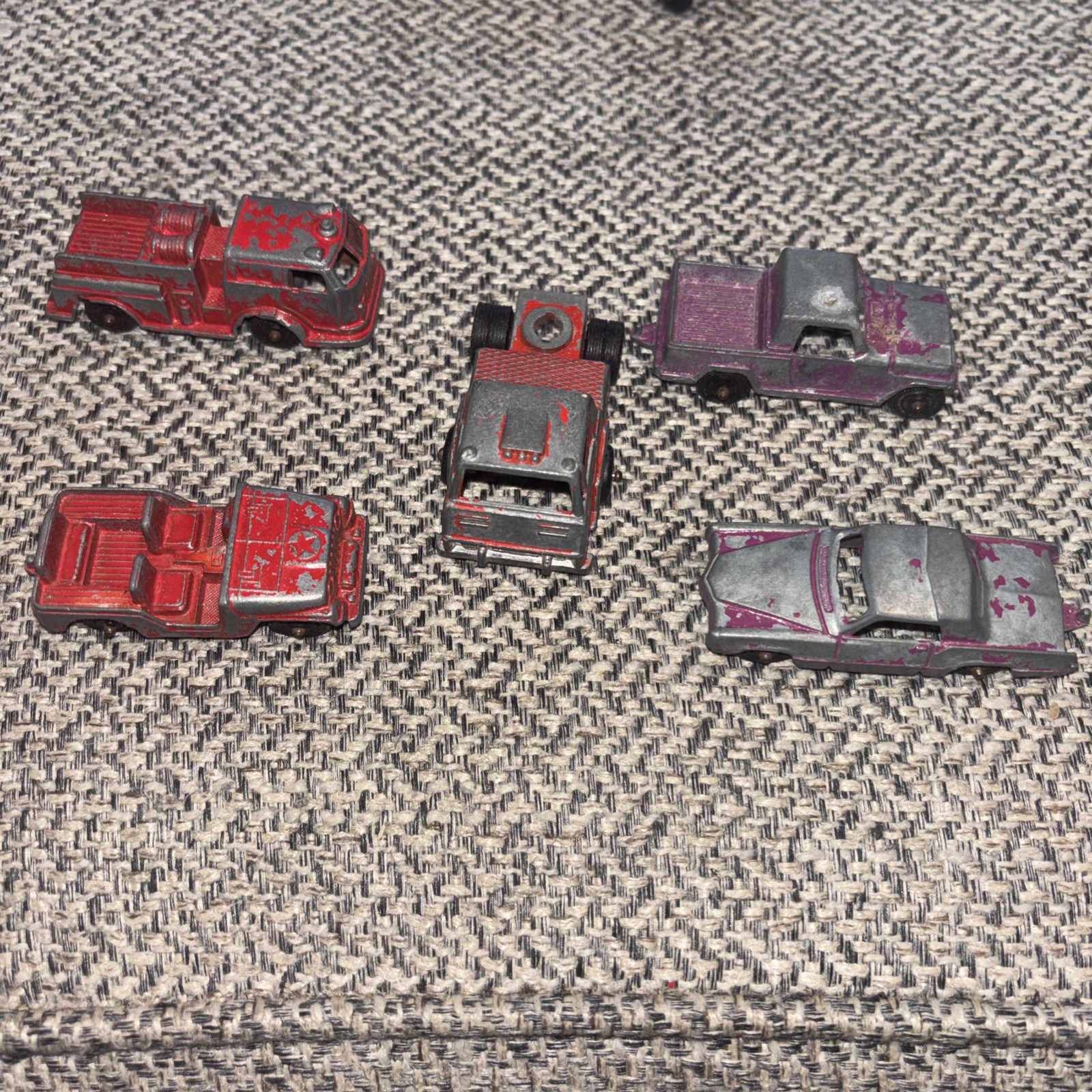 LOT OF 13 COLORFUL CARS AND TRUCKS UNBRANDED METAL PLASTIC