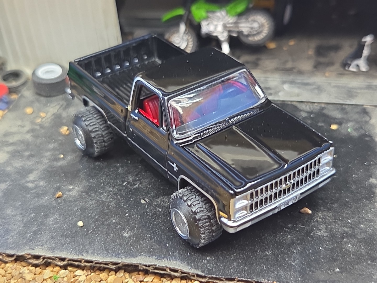 CUSTOM BUILT LIFTED 1:64 CHEVEROLET 1980s Silverado SQUARE BODY CHEVY 4×4 mud 83
