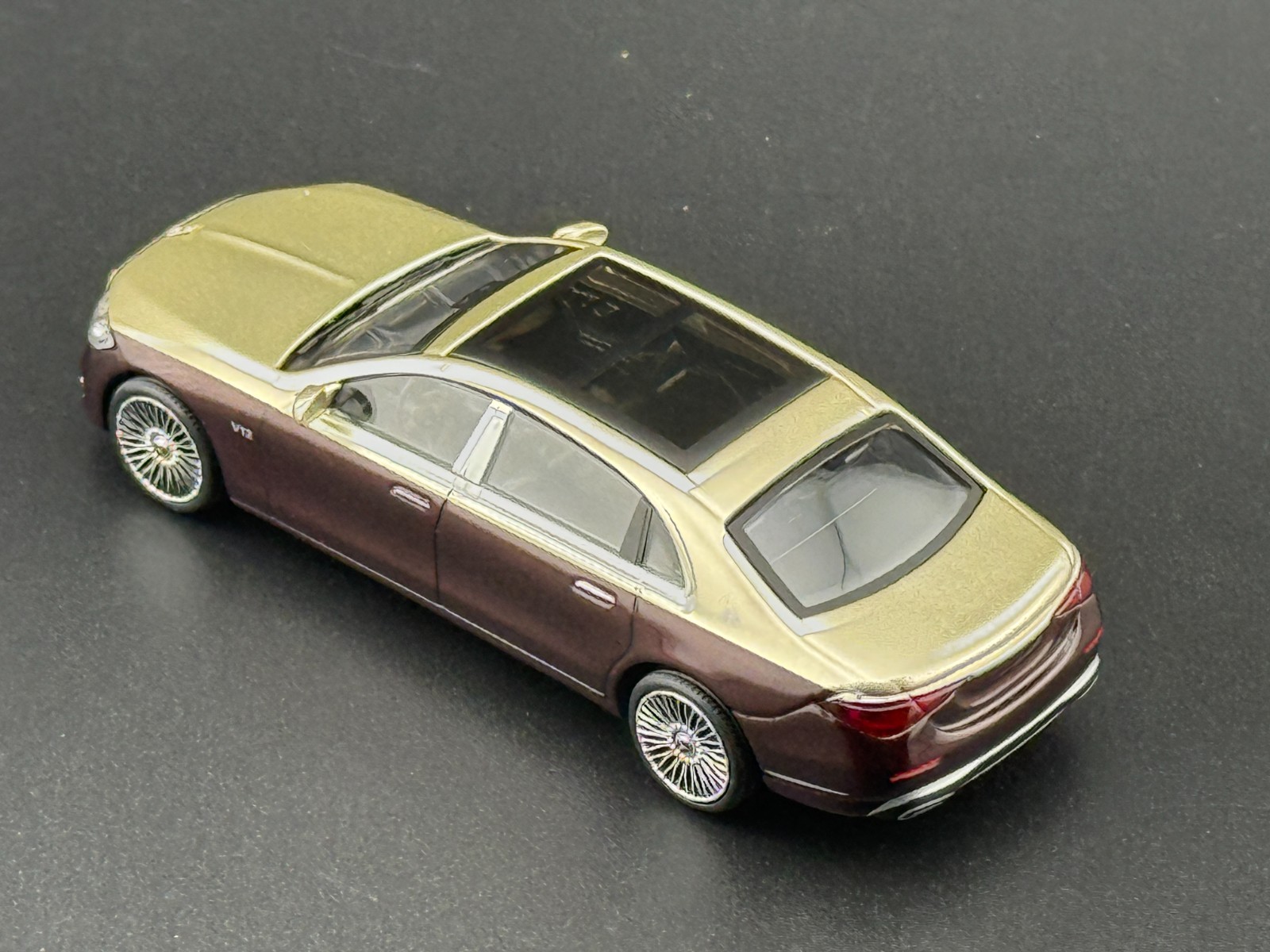 Mini GT Mercedes-Maybach S680 Gold Dark Red Metallic #962 1/64