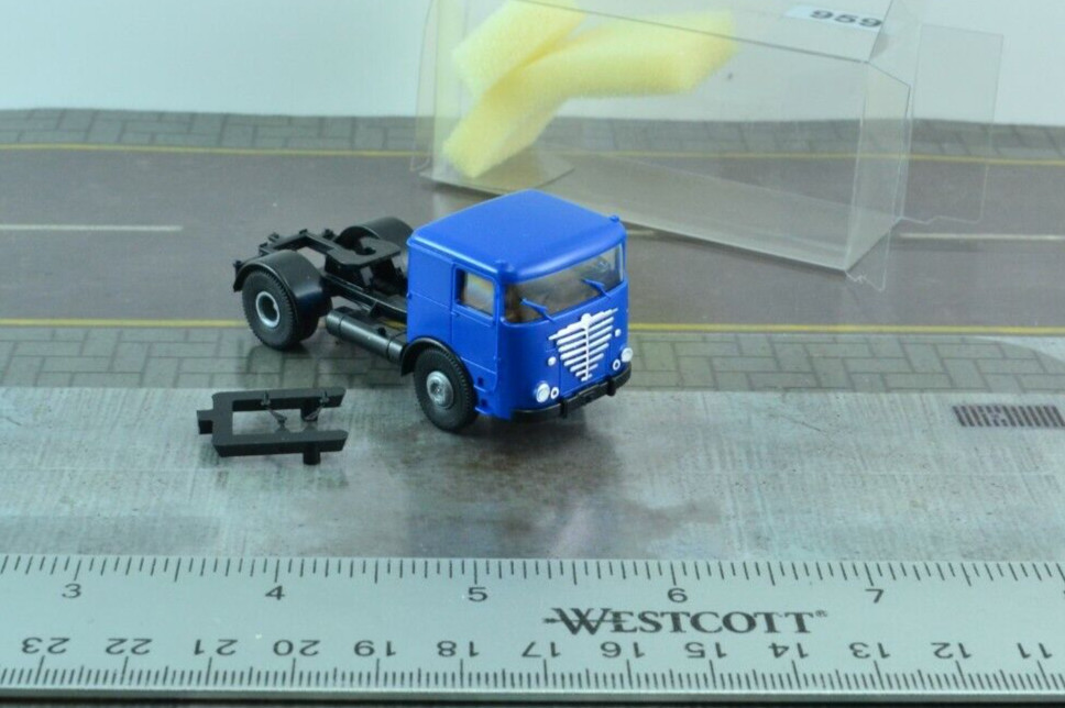 Brekina Old Timer Bussing Tractor Unit Truck Blue 1:87 (HO959)