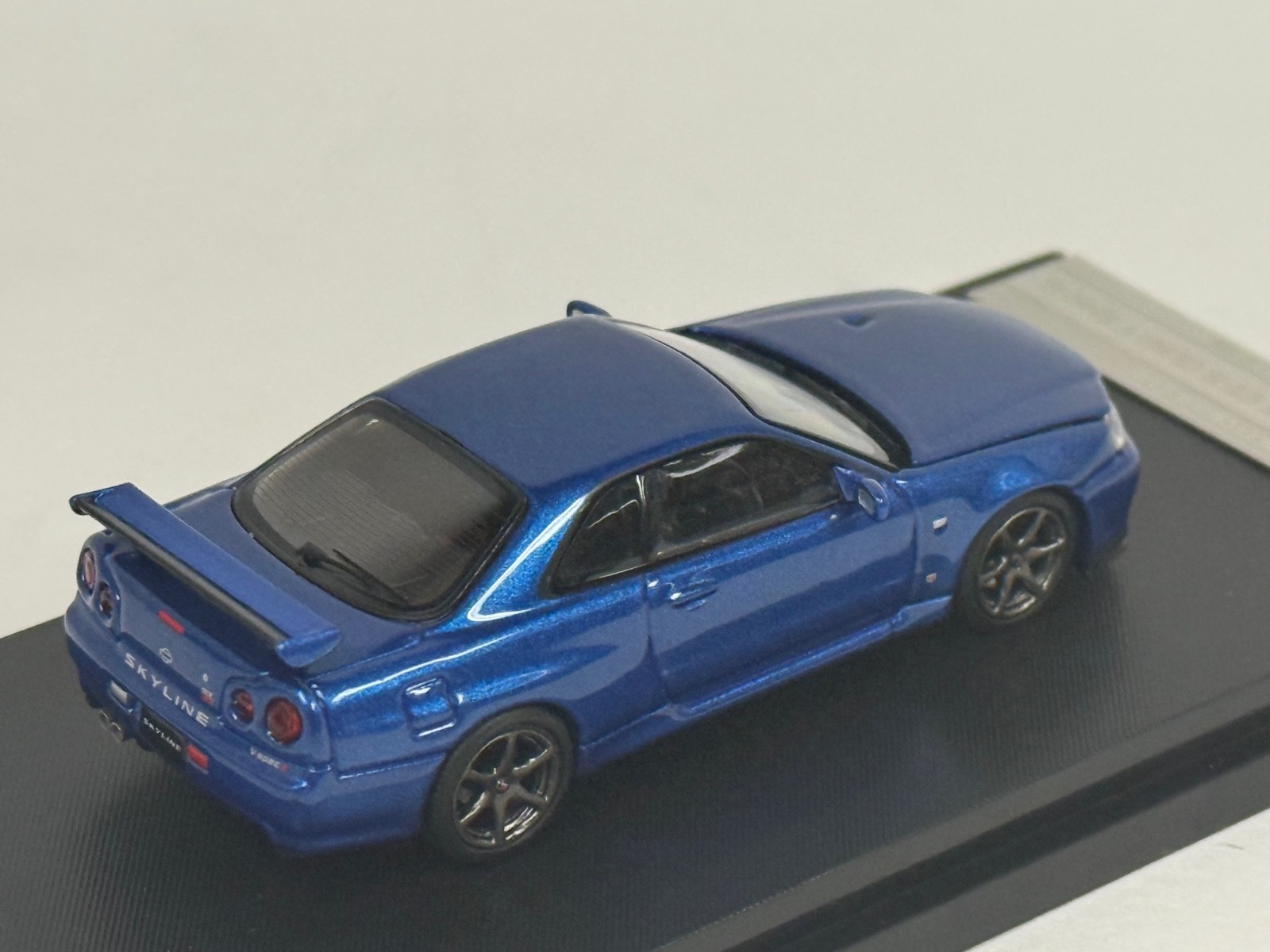 1/64 Motorhelix Nissan Skyline GT-R R34 V Spec II in Blue Titanium Wheels 64-004