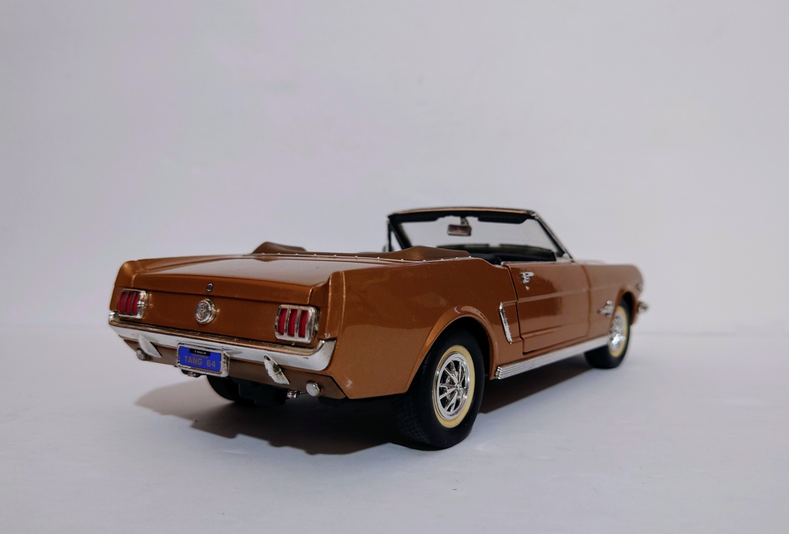 1:18 MIRA CALIDAD GOLDEN LINE 1964 1/2 FORD MUSTANG CONVERTIBLE BROWN BRONZE HTF