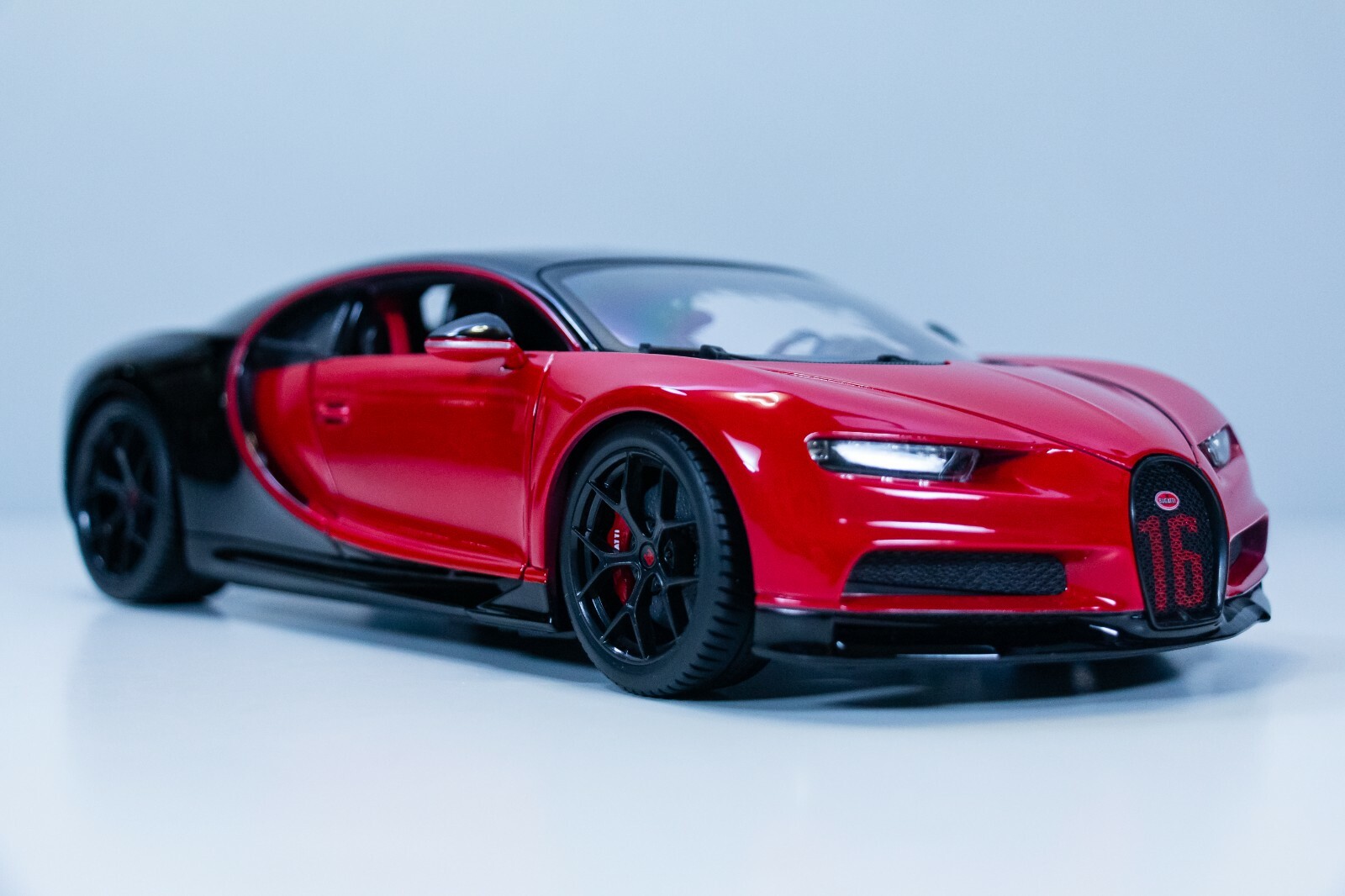 Maisto 1:18 Diecast Model Special Edition – Bugatti Chiron Red / Black