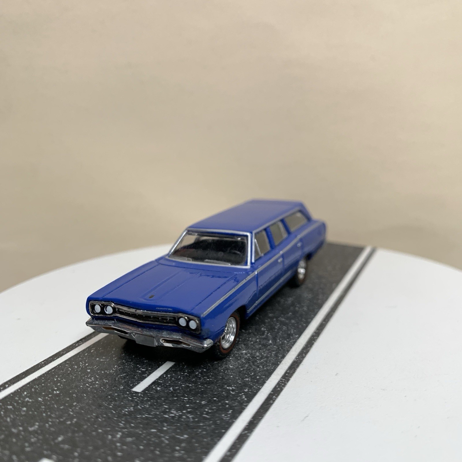 Greenlight Estate Wagons 1968 Plymouth Satellite GTX Tribute Wagon Blue 1:64 NM