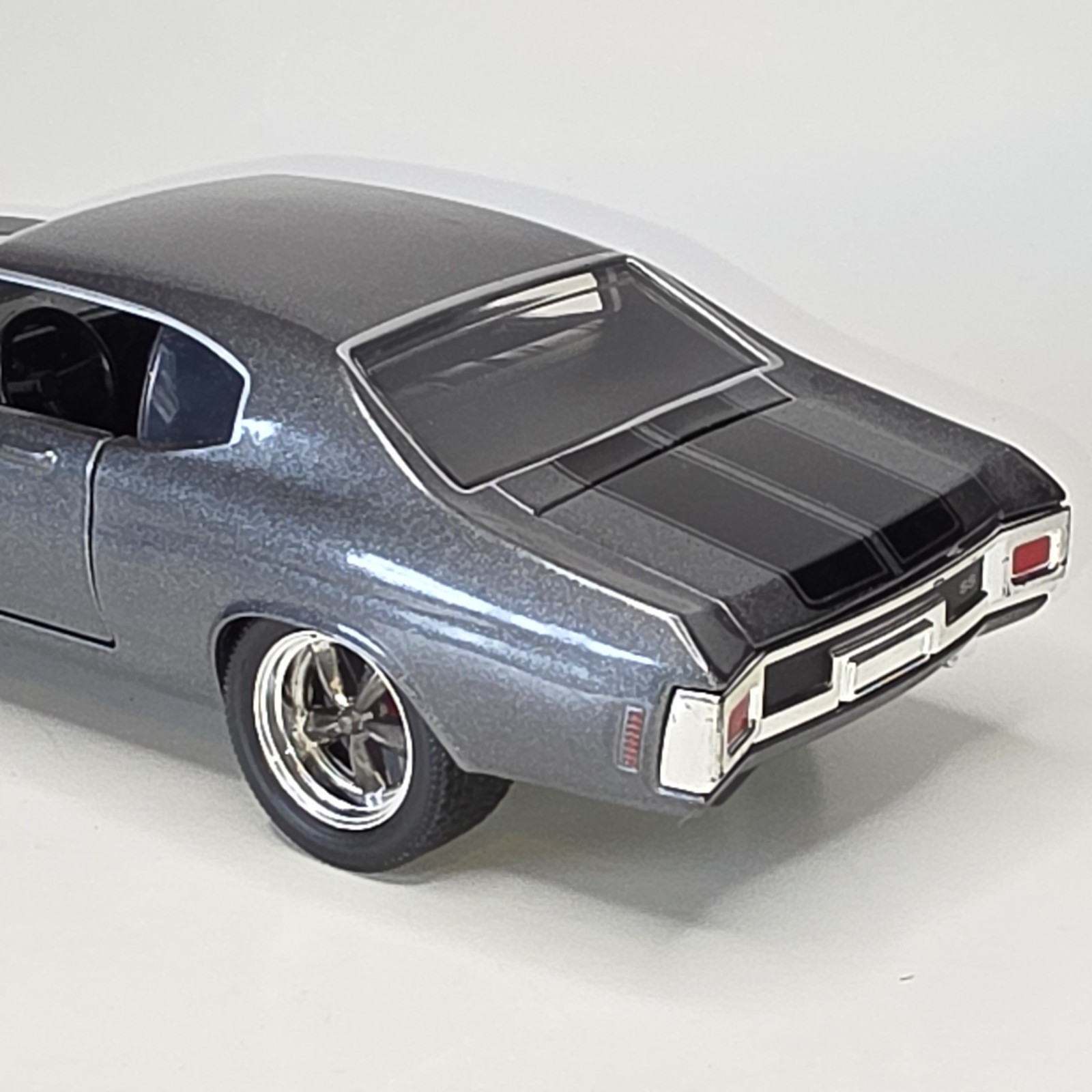 1970 Chevrolet Chevelle SS 454 Limited Edition 1:24 Premium Diecast Model Car