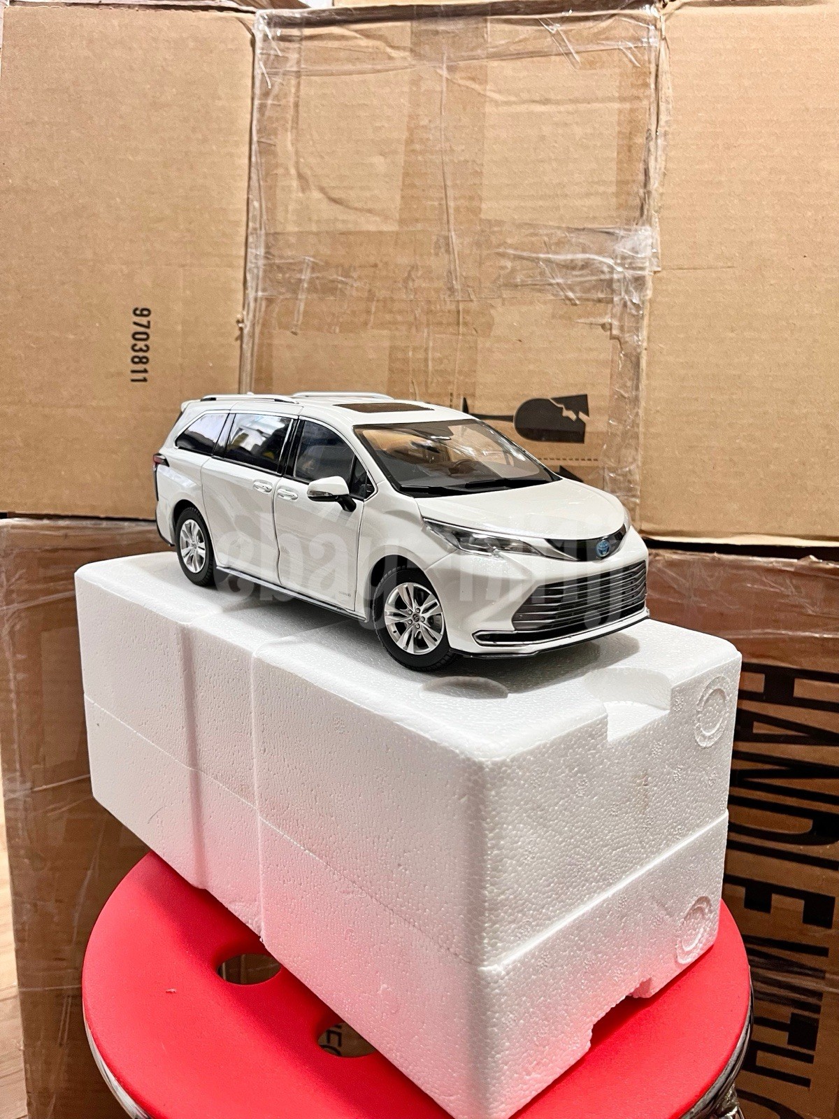 1:18 Scale 2021~2026 Toyota Sienna Limited Ice White Minivan Diecast Model Car
