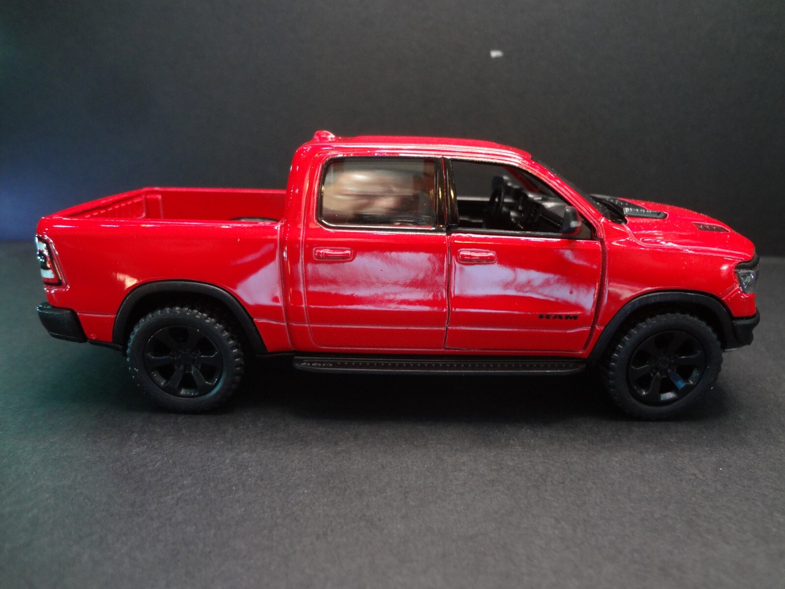 1:46 Scale 2019 Dodge RAM 1500 red – Loose