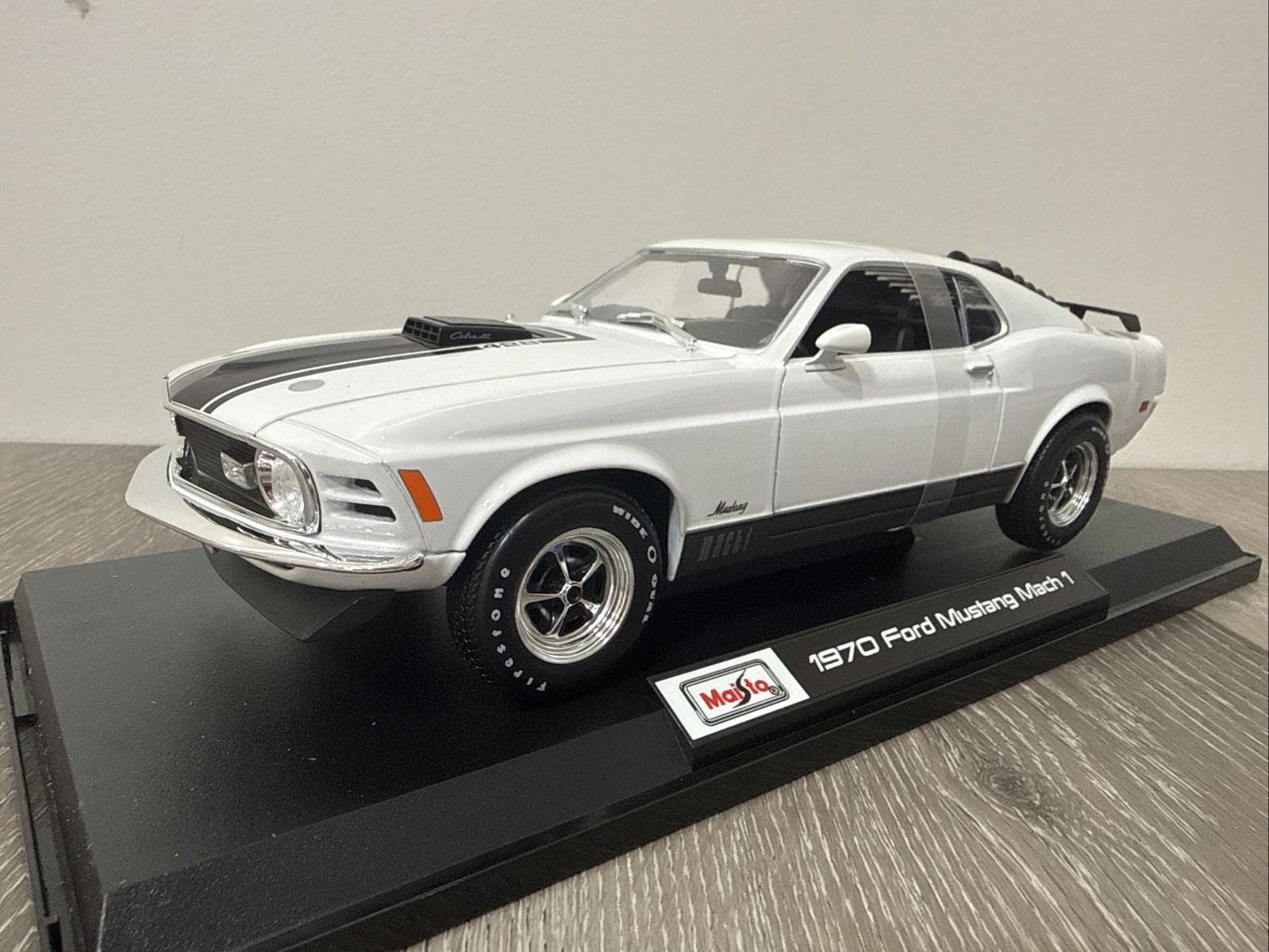 **All new 1970 Ford Mustang Mach 1 – White 1/18 Scale Maisto Exclusive Style
