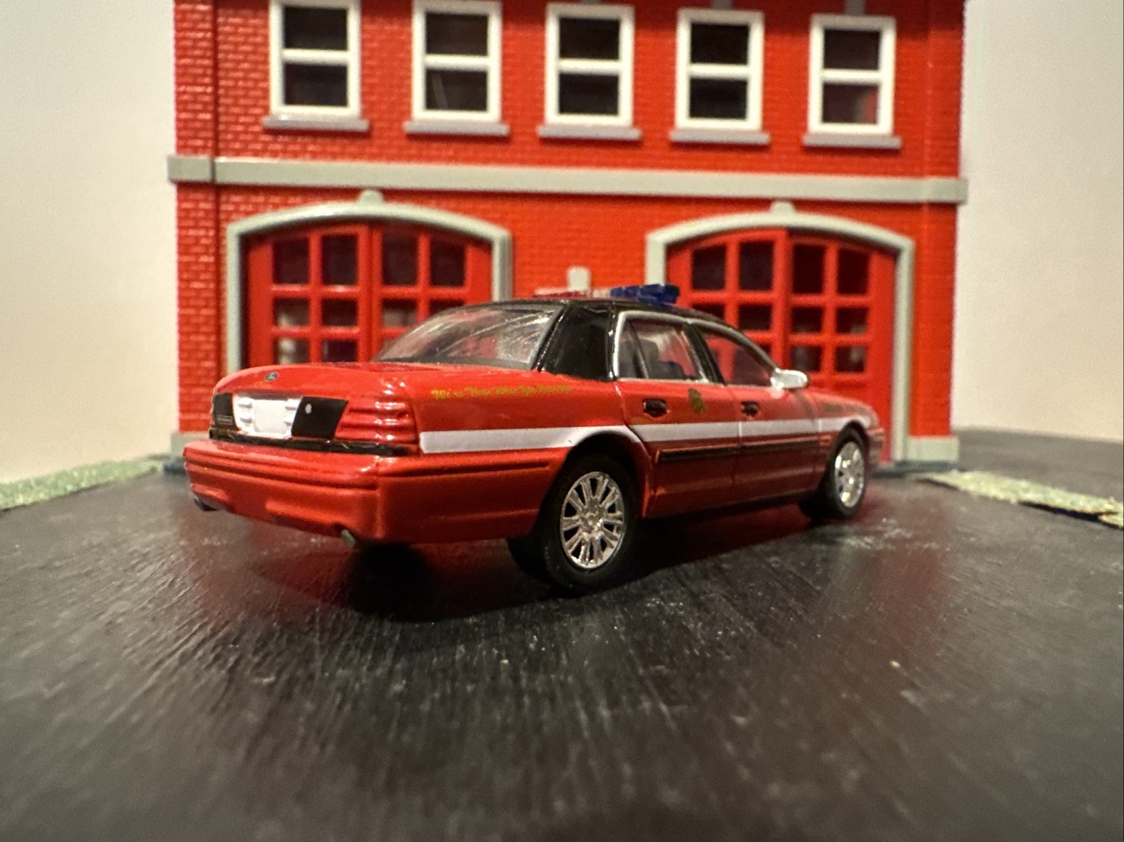 Greenlight Hot Pursuit Chicago Fire Dept Ford Crown Victoria Police 1:64 Diecast