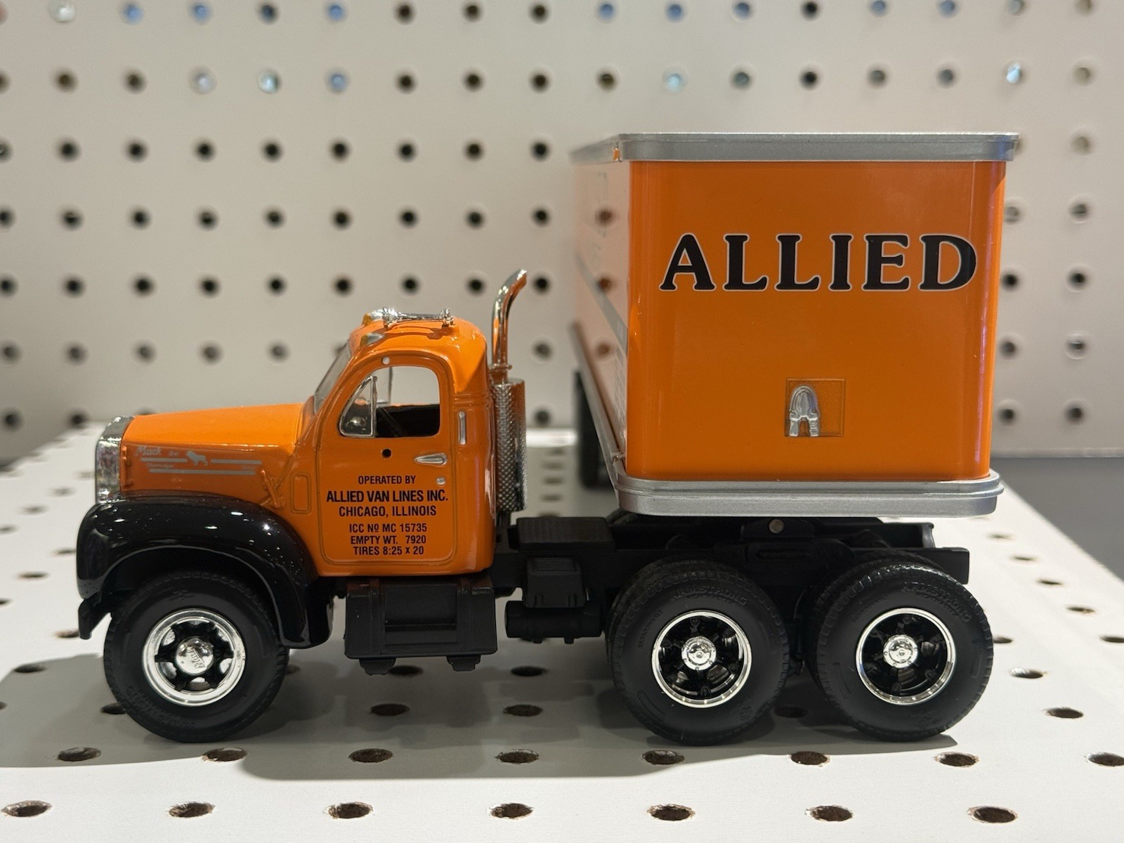 1st Gear 1960 Mack Model B-61 Tandem Axle Tractor Trailer Allied Astro 19-2146