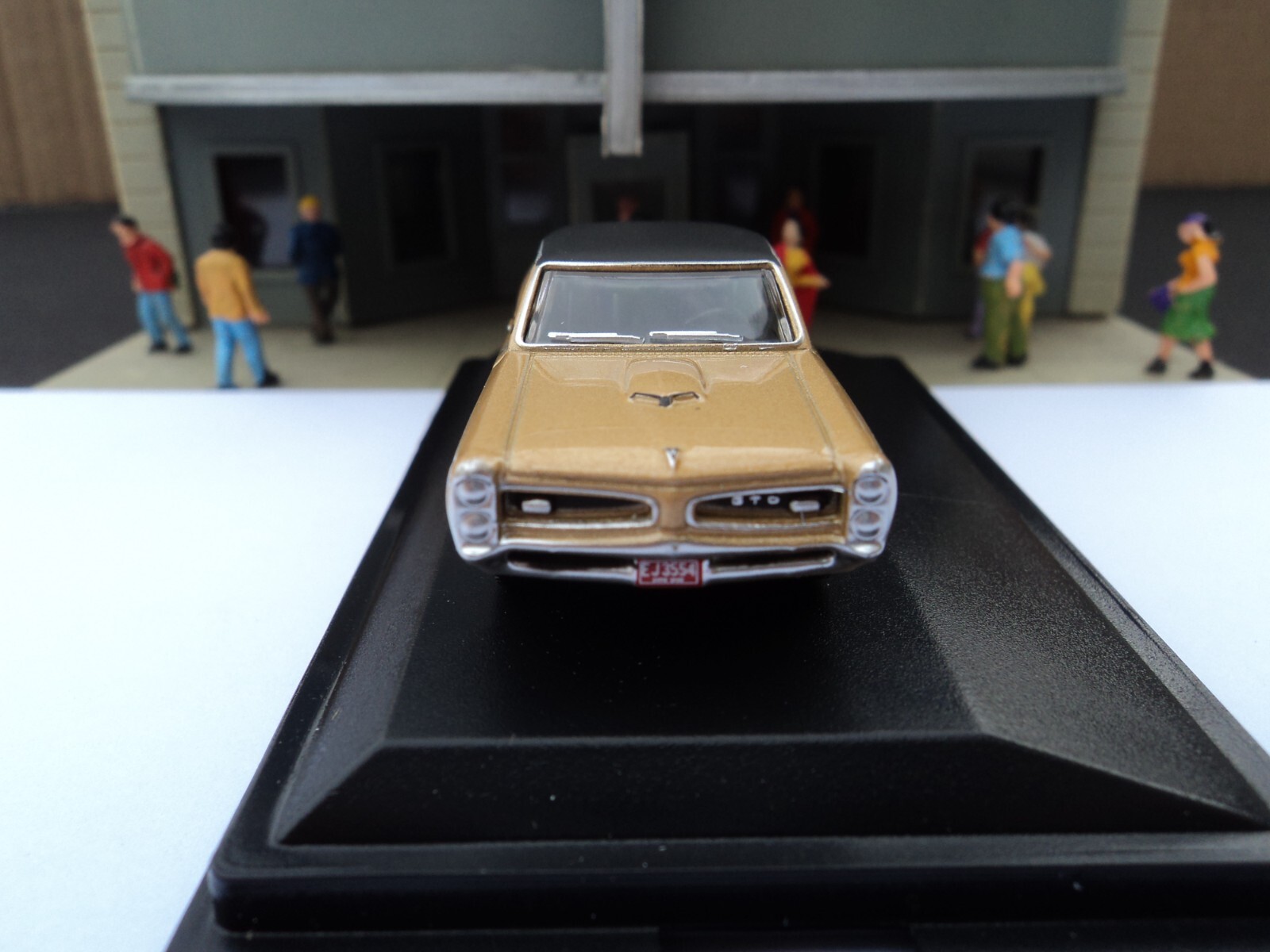 Oxford 1966 Pontiac GTO Bronze / Black 1/87 HO diecast