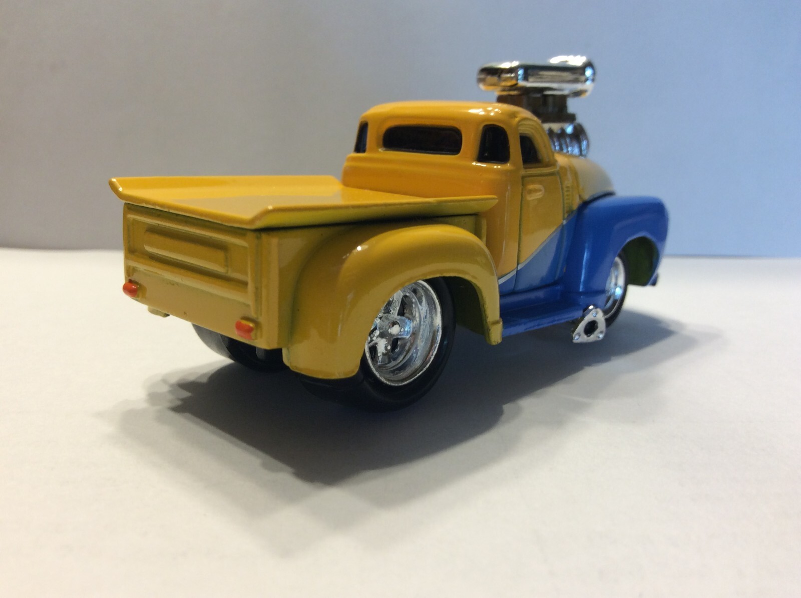 THE ORIGINAL MUSCLE MACHINES 1953 CHEVY PICKUP 1/64 53 CHEVY NON RUBBER TIRE