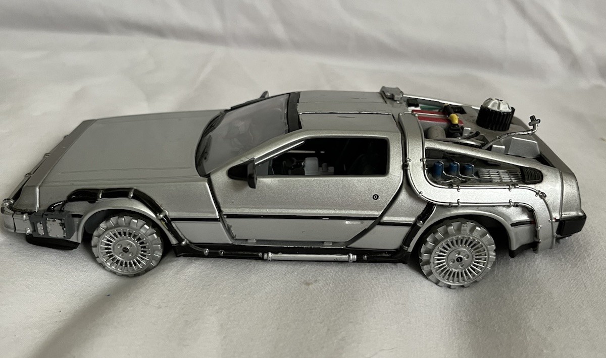 Welly 1:24 BACK TO THE FUTURE II DELOREAN Time Machine Universal Studios Car