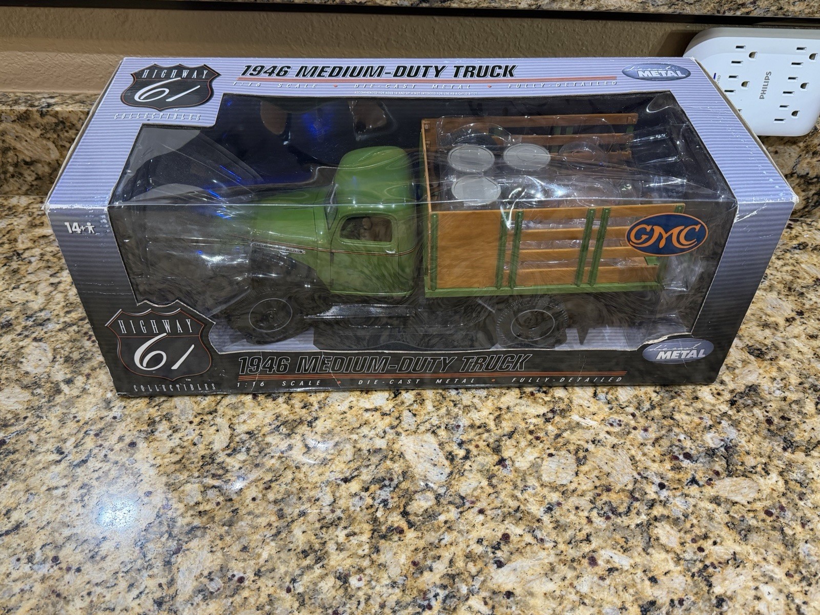 Highway 61-1946 GMC Chevrolet Medium-Duty Diecast Truck 1/16 Scale w/3Barrels
