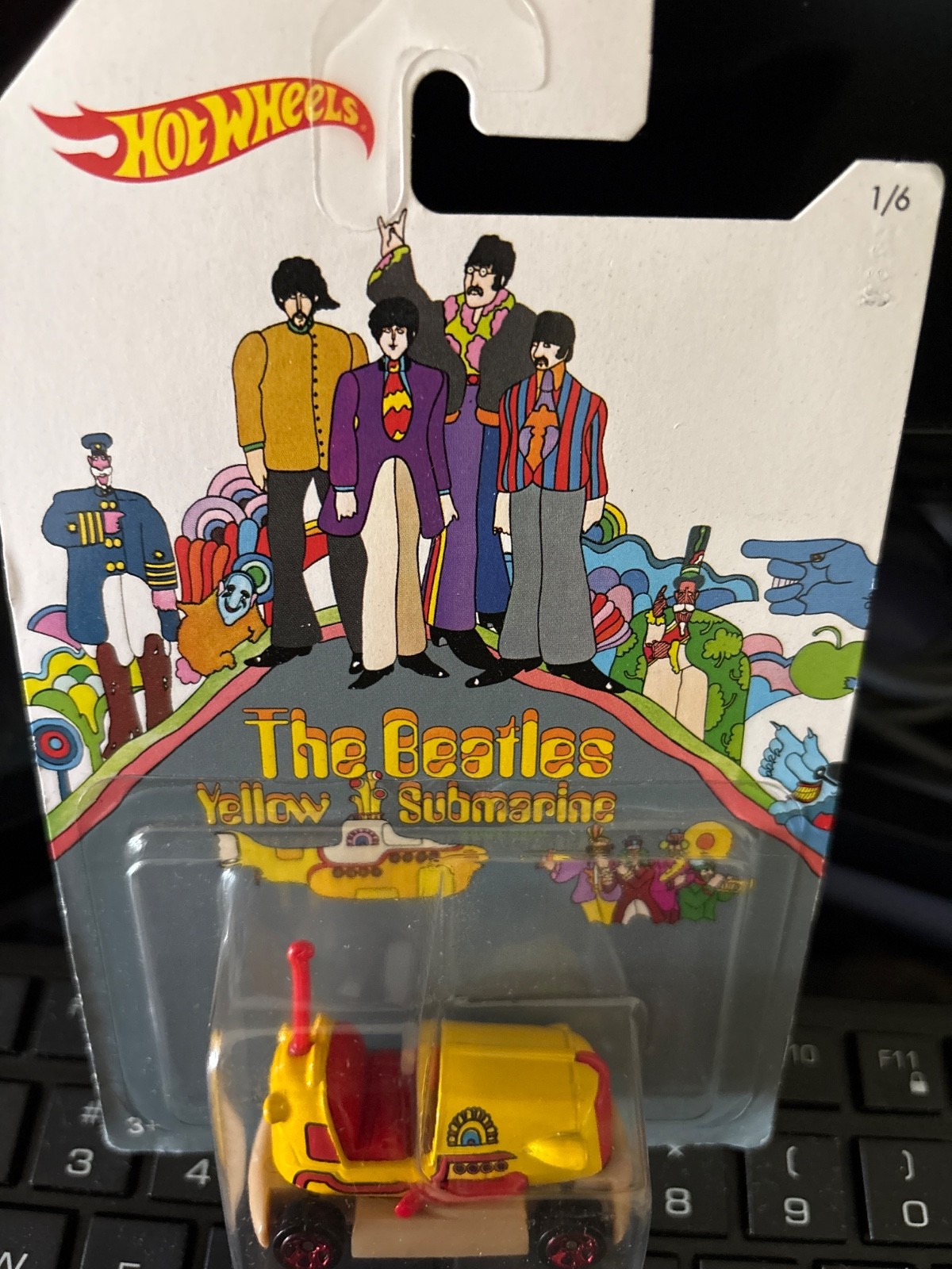 HOT WHEELS 1/6 THE BEATLES YELLOW SUBMARINE BUMP AROUND