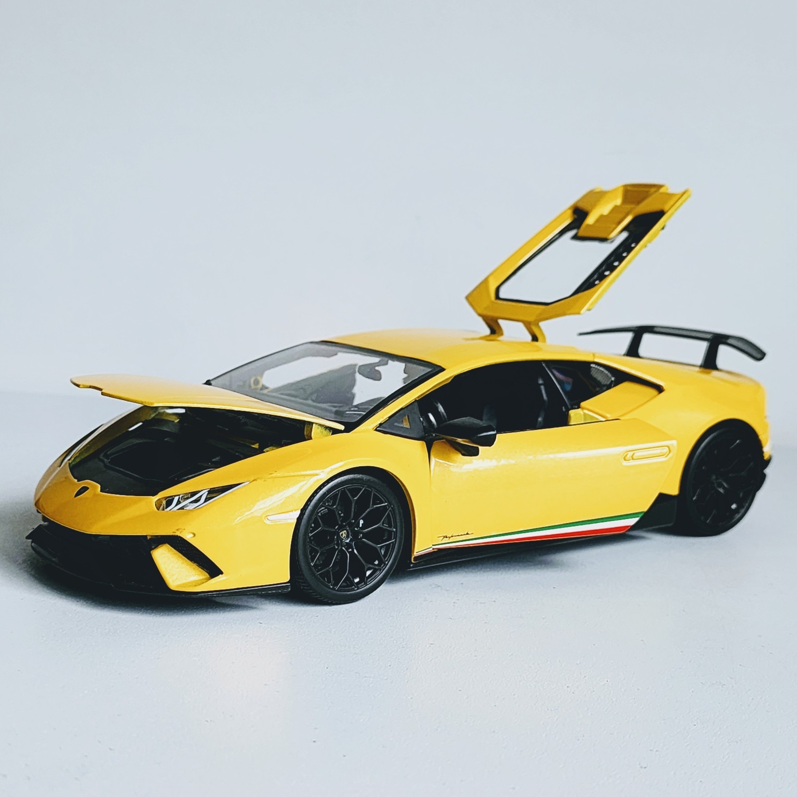 Maisto Special Edition Lamborghini Huracan Performante 1:18 Yellow Diecast