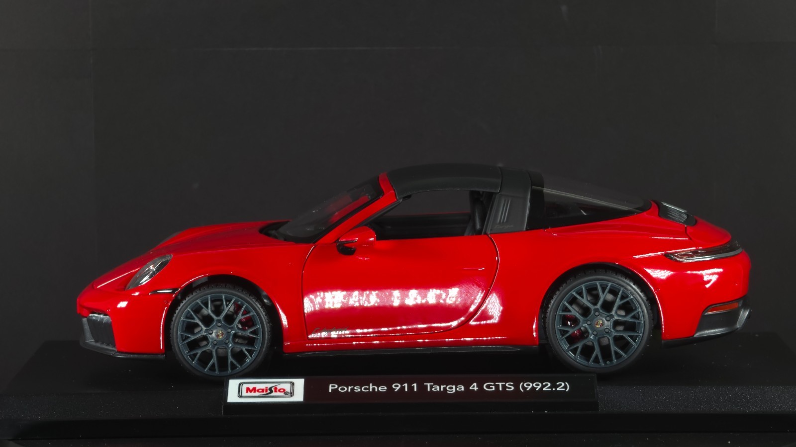 Porsche 911 Targa 4 GTS (992.2) 1:18 Maisto Exclusive Style Special Edition red