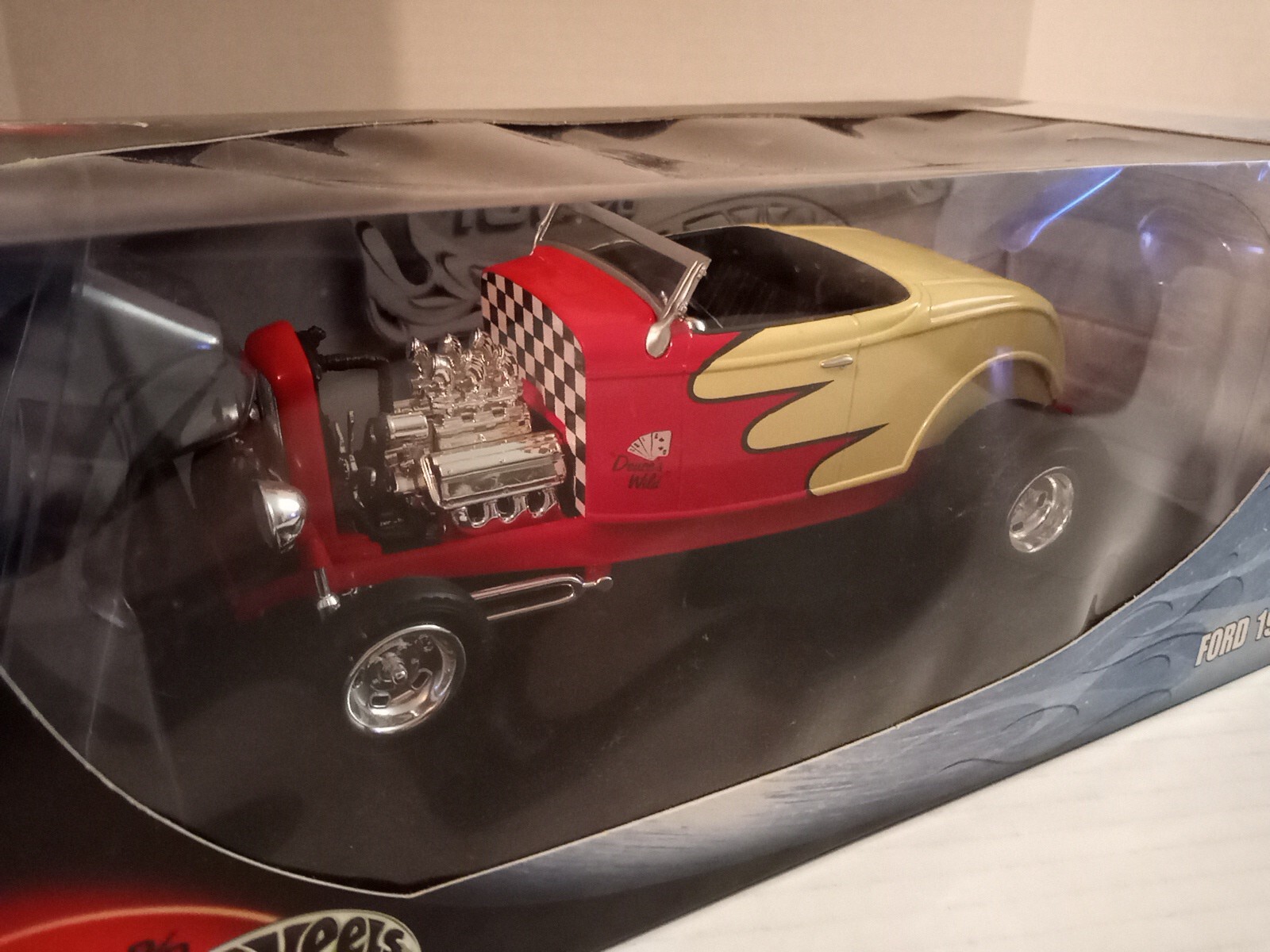 2000 Hot Wheels 1932 Ford Red & Cream with Removable Top 1:18 Scale Diecast Car