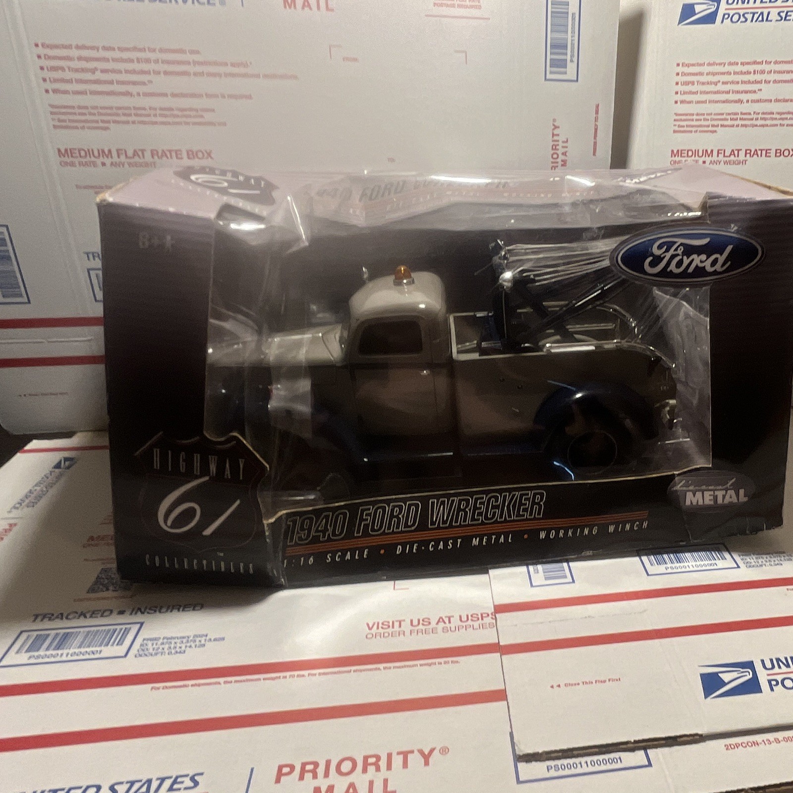 Highway 61 Collectibles 1940 Ford Wrecker Tow Truck 1:16 Diecast Working Winch