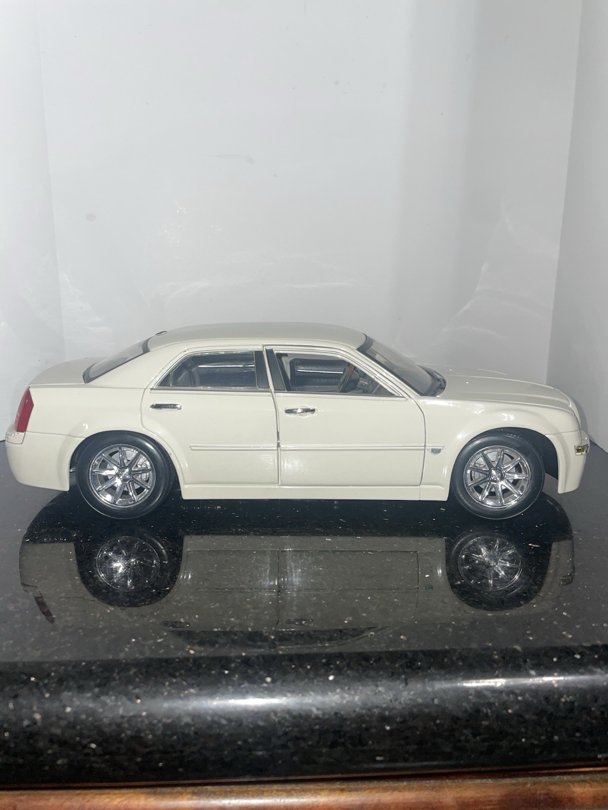 Maisto 1:18 Chrysler 300C Hemi White Pearl