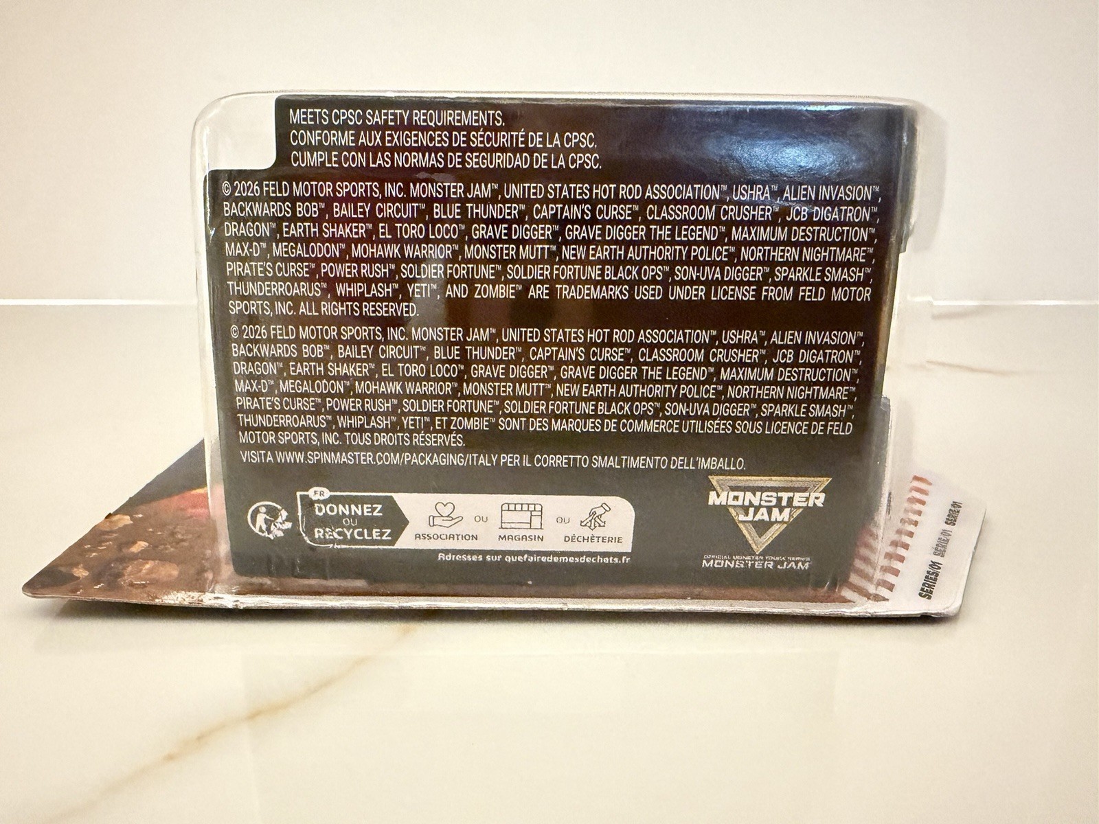 2026 Spin Master Monster Jam SPARKLE SMASH GOLD TROPHY CARD Series 1 1:64 DC