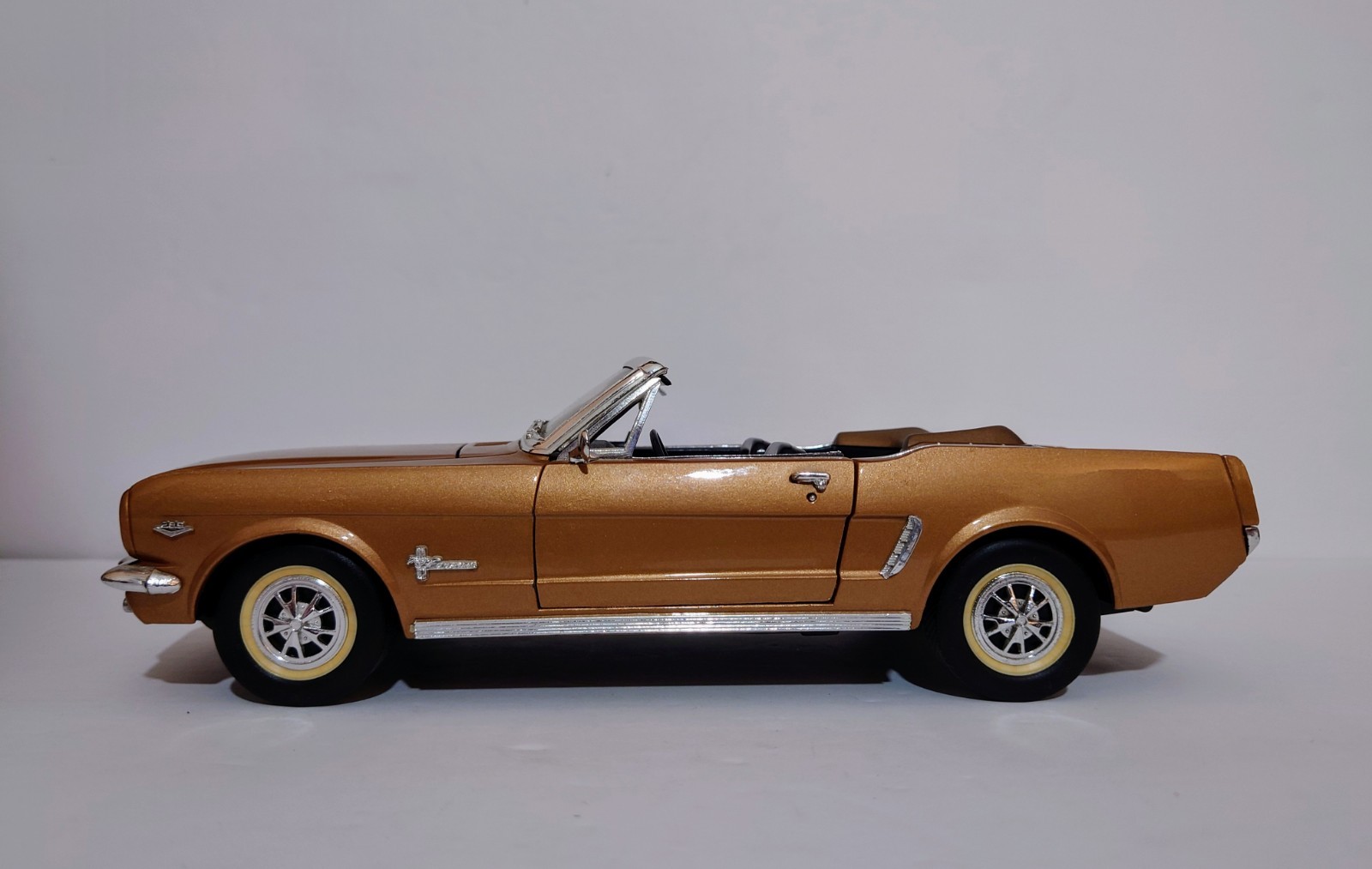 1:18 MIRA CALIDAD GOLDEN LINE 1964 1/2 FORD MUSTANG CONVERTIBLE BROWN BRONZE HTF
