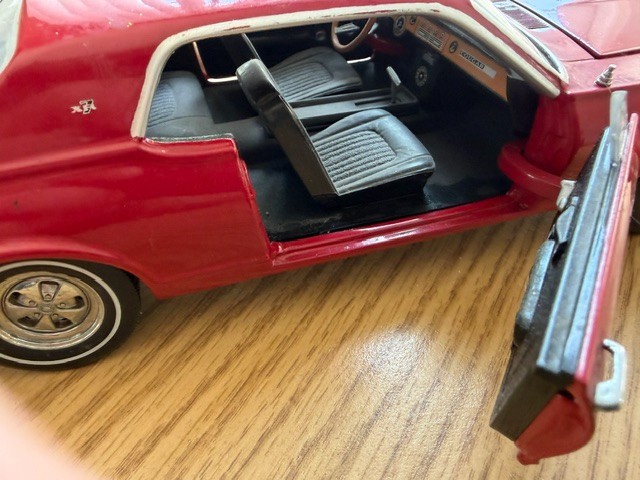 Sunstar 1:16 1967 Mercury Cougar model car