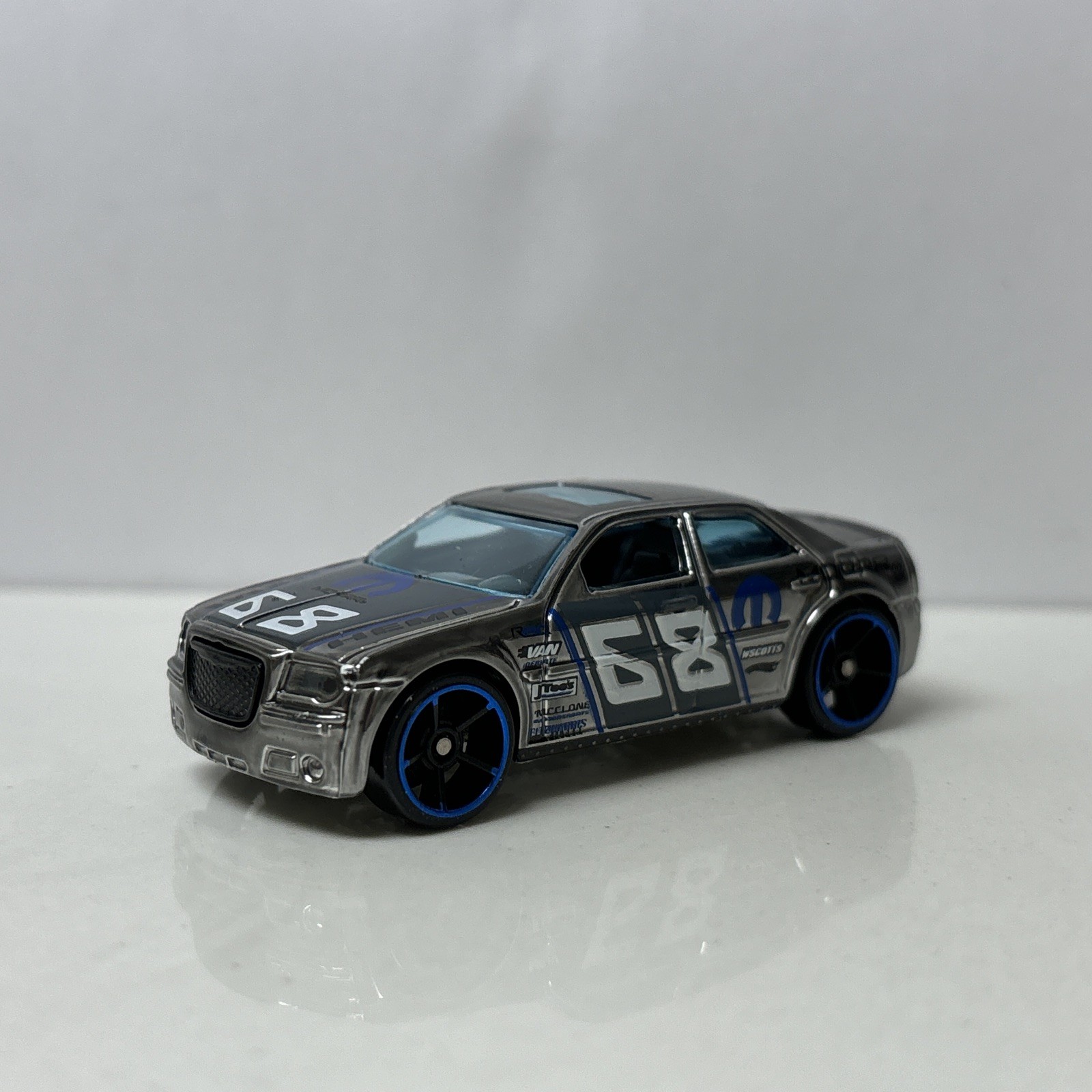 2005 05 Chrysler 300C HEMI Collectible 1/64 Scale Diecast Diorama Model