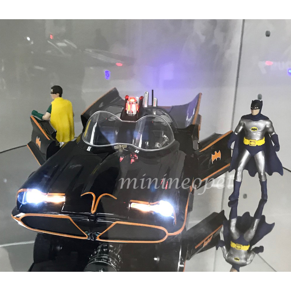 JADA 98625 TV SERIES 1966 CLASSIC BATMOBILE 1/18 w LIGHT & BATMAN ROBIN FIGURES