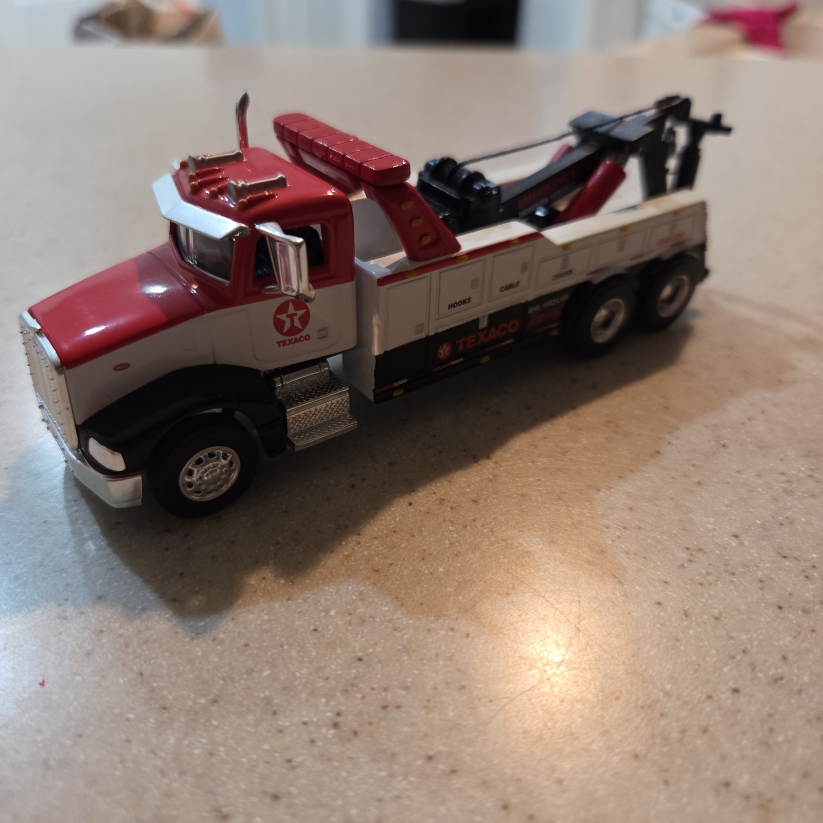 SpecCast 1:64 Scale Texaco Peterbilt 385 Wrecker Tow Truck.