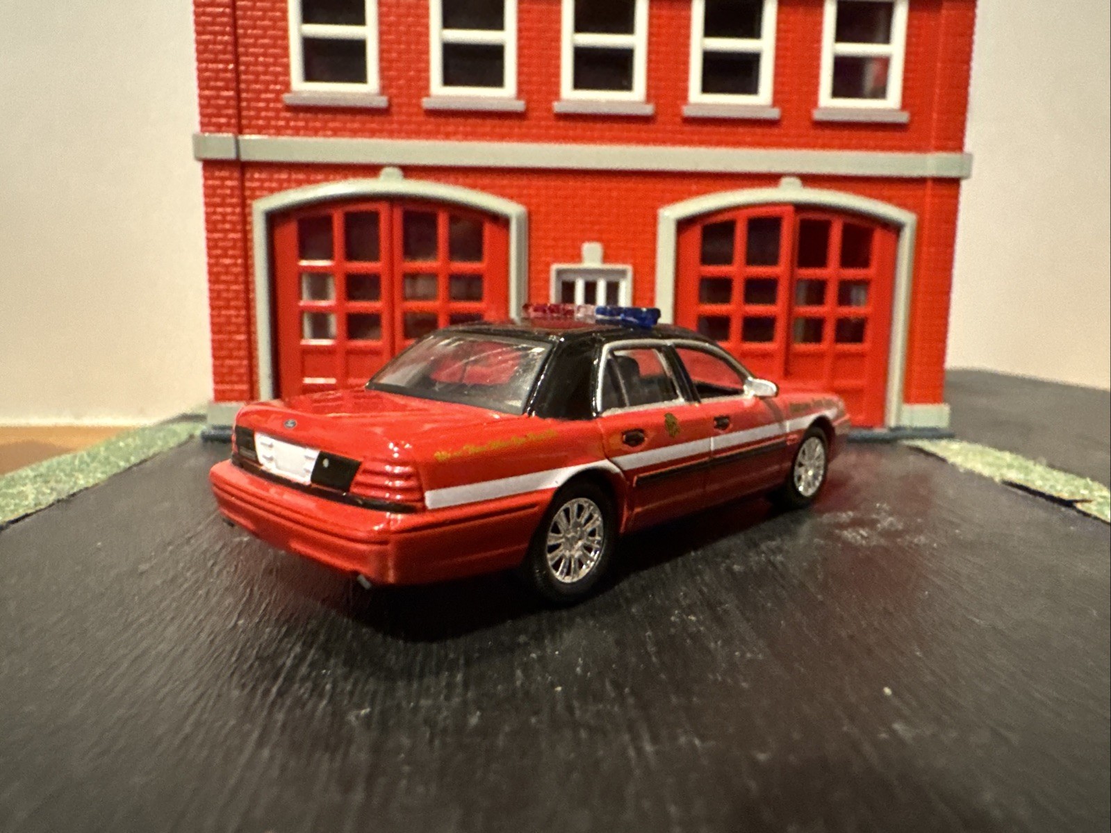 Greenlight Hot Pursuit Chicago Fire Dept Ford Crown Victoria Police 1:64 Diecast
