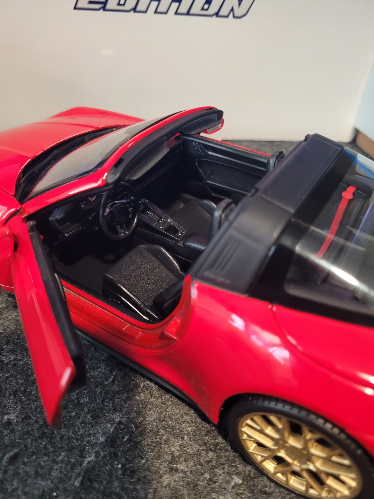 Porsche 911 Targa 4 GTS 1:18 Maisto Diecast Model Red Gold Removable Top