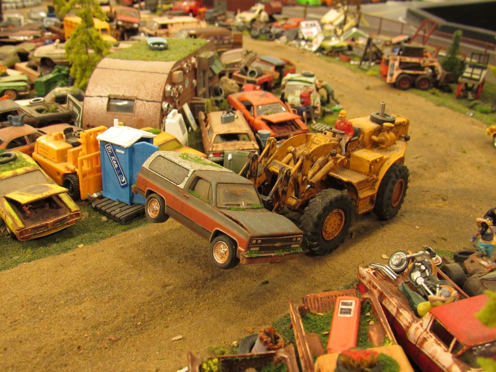 CUSTOM BUILT WEATHERED RUSTY JUNK PARTS YARD 1980’s CHEVY K5 BLAZER 4X4 1:64/