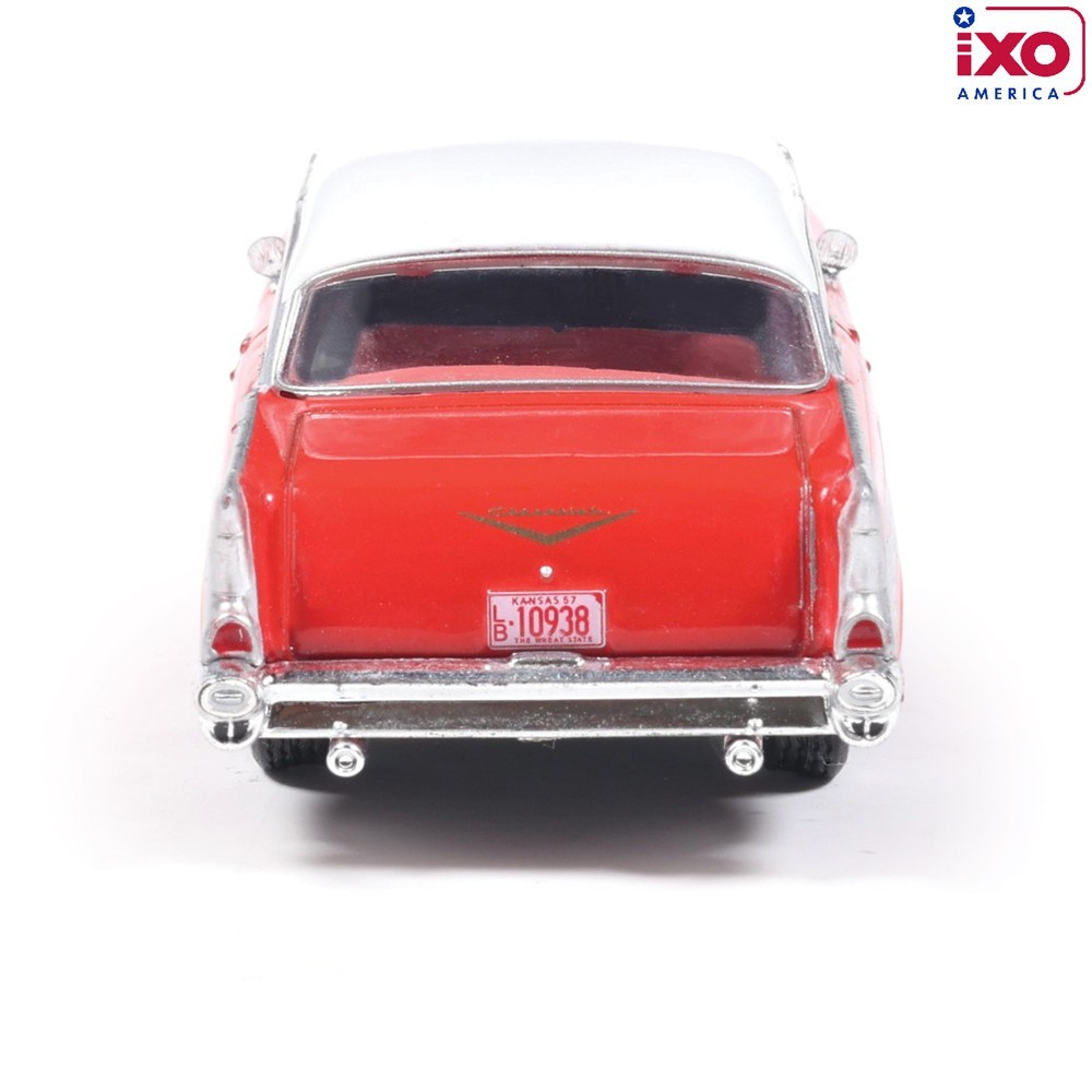 IXO AMERICA 1:64 1957 CHEVROLET BEL AIR SEDAN – MATADOR RED & IVORY – AI64008
