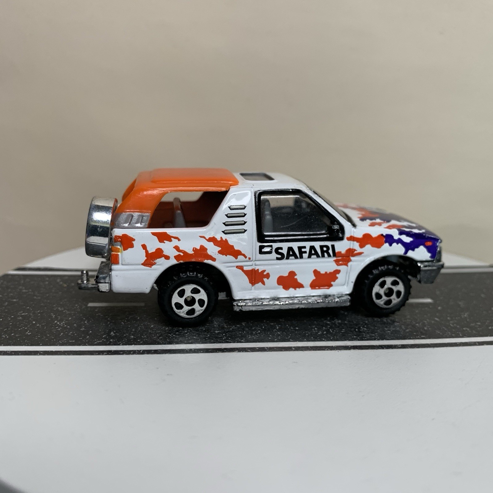 Unbranded Diecast Realtoy 1989-1994 Isuzu Amigo 2-Door SUV White Safari 1:64 NM