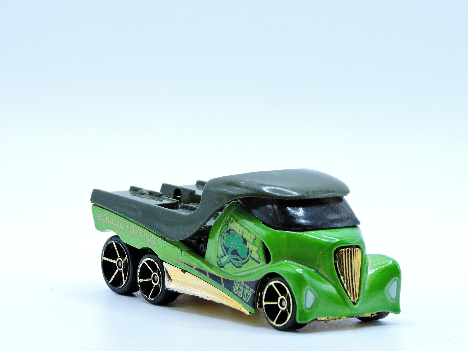 2013 CLOVER CAR Hot Wheels ST PATRICKS DAY Cabbin Fever Green SEMI FLATBED TRUCK