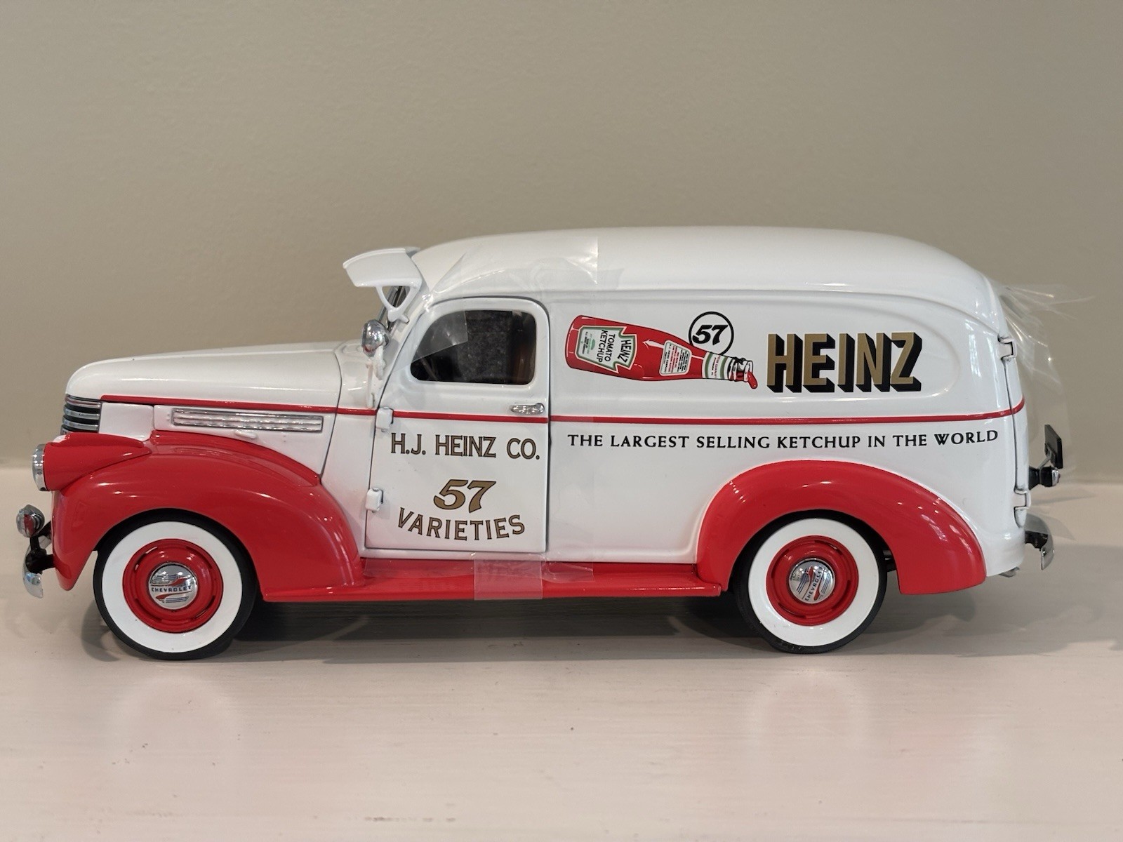 Danbury Mint 1940s Heinz Delivery Truck; 1:24 Scale. Complete and Undisplayed