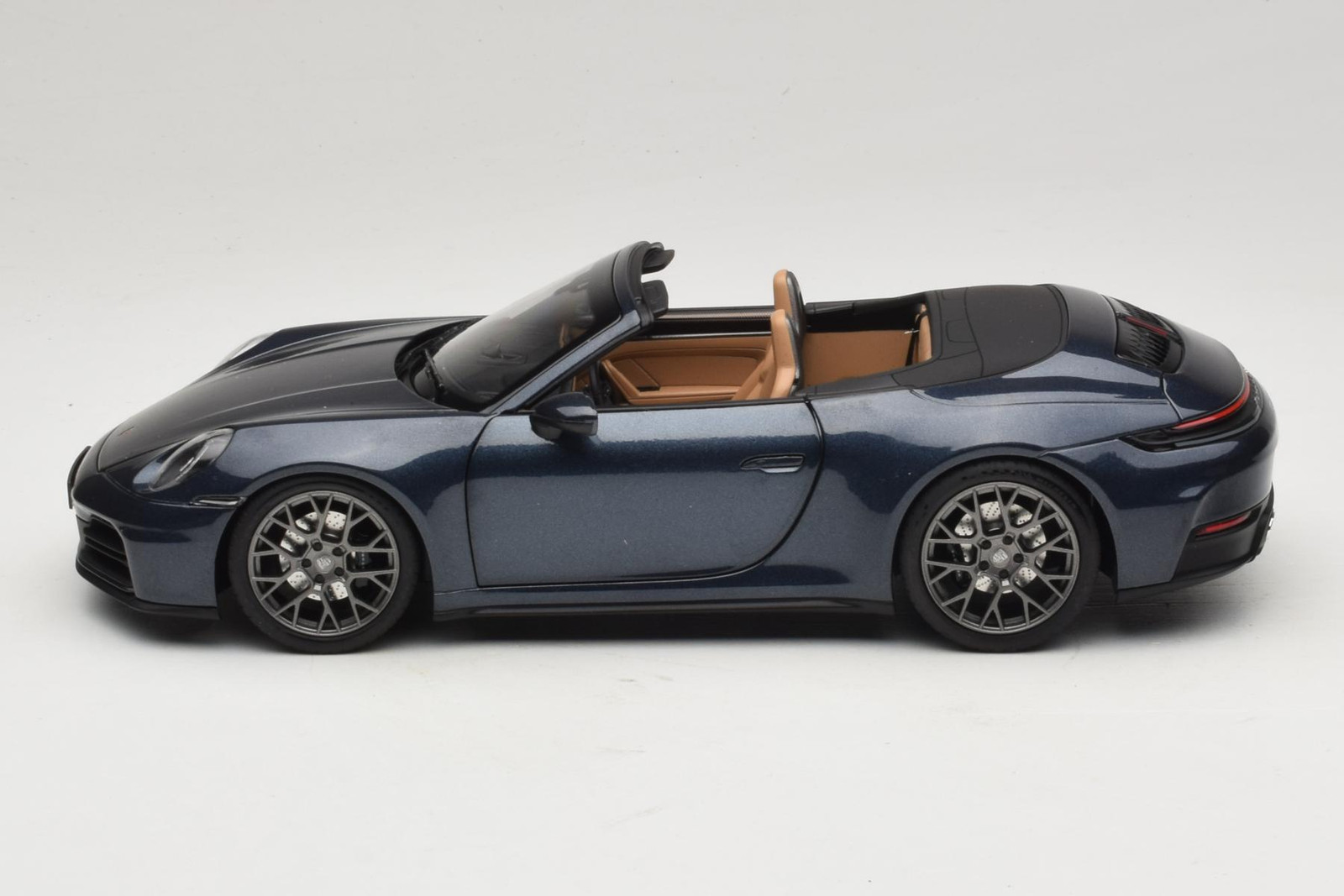 187180 Porsche 911 992.2 Carrera Cabriolet Yachting Blue Norev 1/18